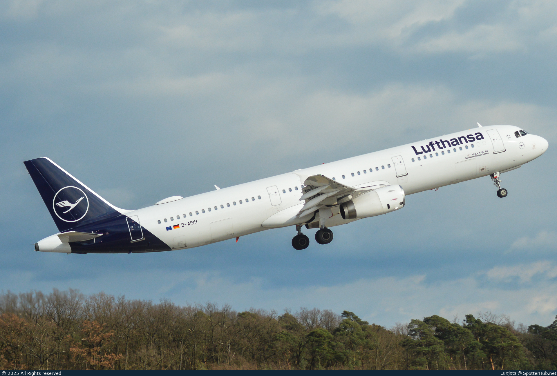 Photo of D-AIRH - Airbus A321-131 operated by Lufthansa