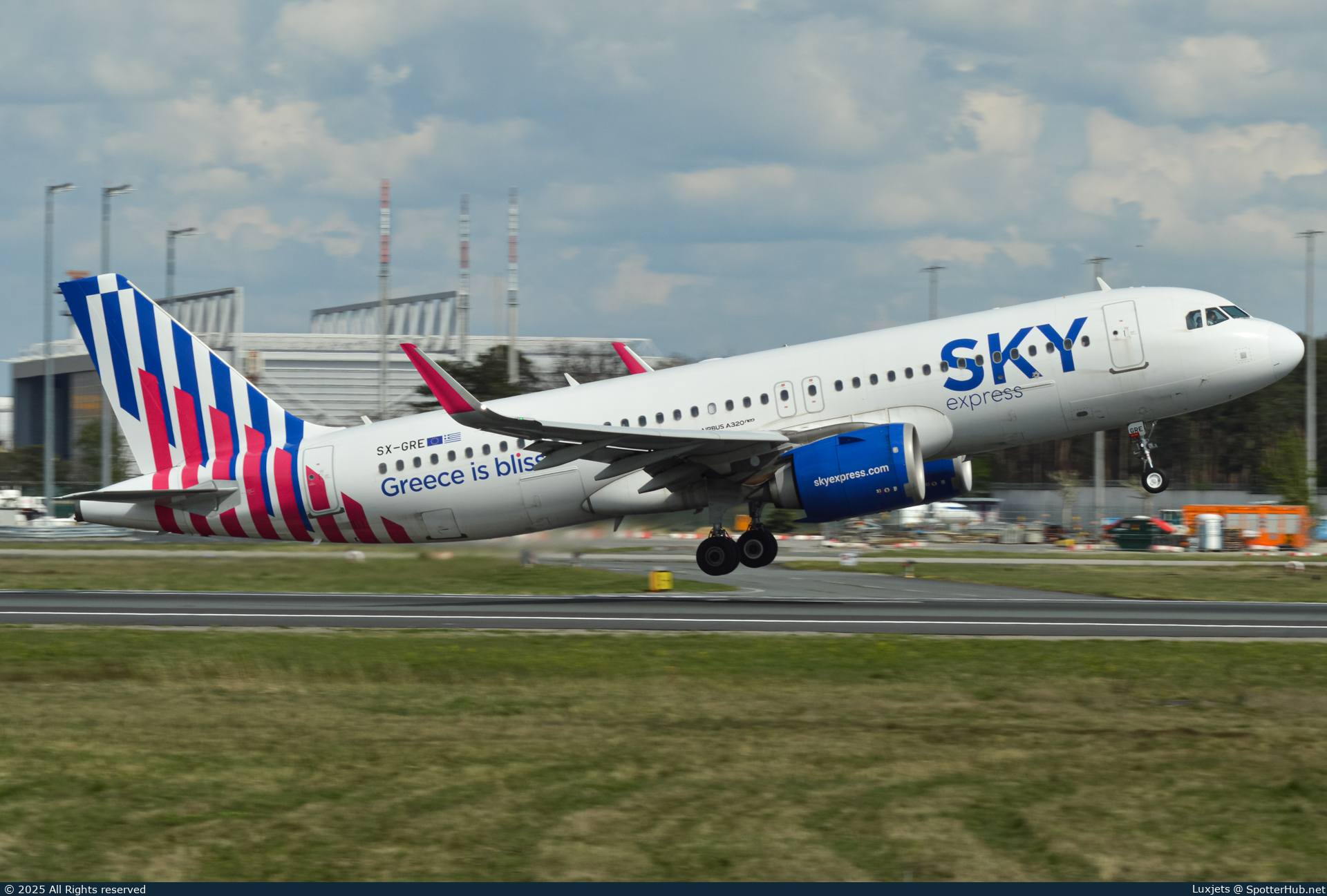 Photo of SX-GRE - Airbus A320-251N operated by Sky Express
