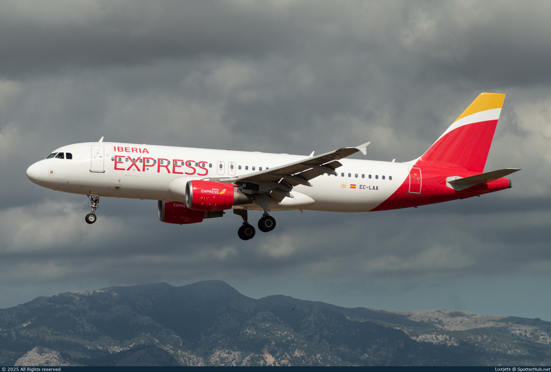Photo of EC-LAA - Airbus A320-214 operated by Iberia Express
