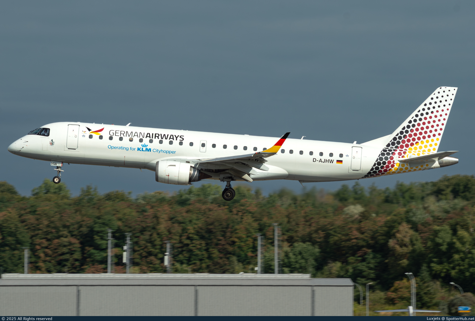 Photo of D-AJHW - Embraer ERJ-190LR operated by KLM Cityhopper (opb German Airways)
