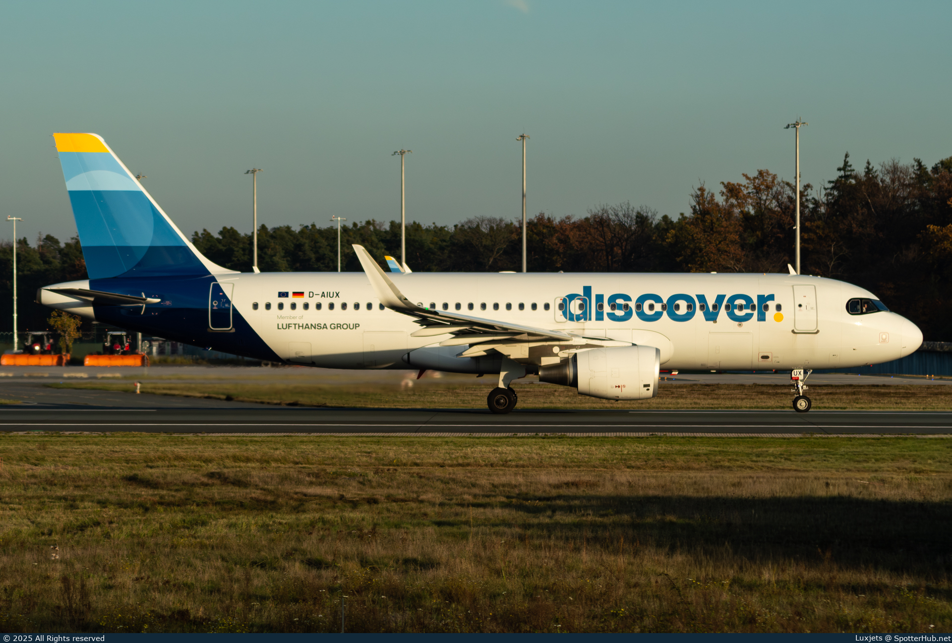 Photo of D-AIUX - Airbus A320-214 operated by Discover Airlines