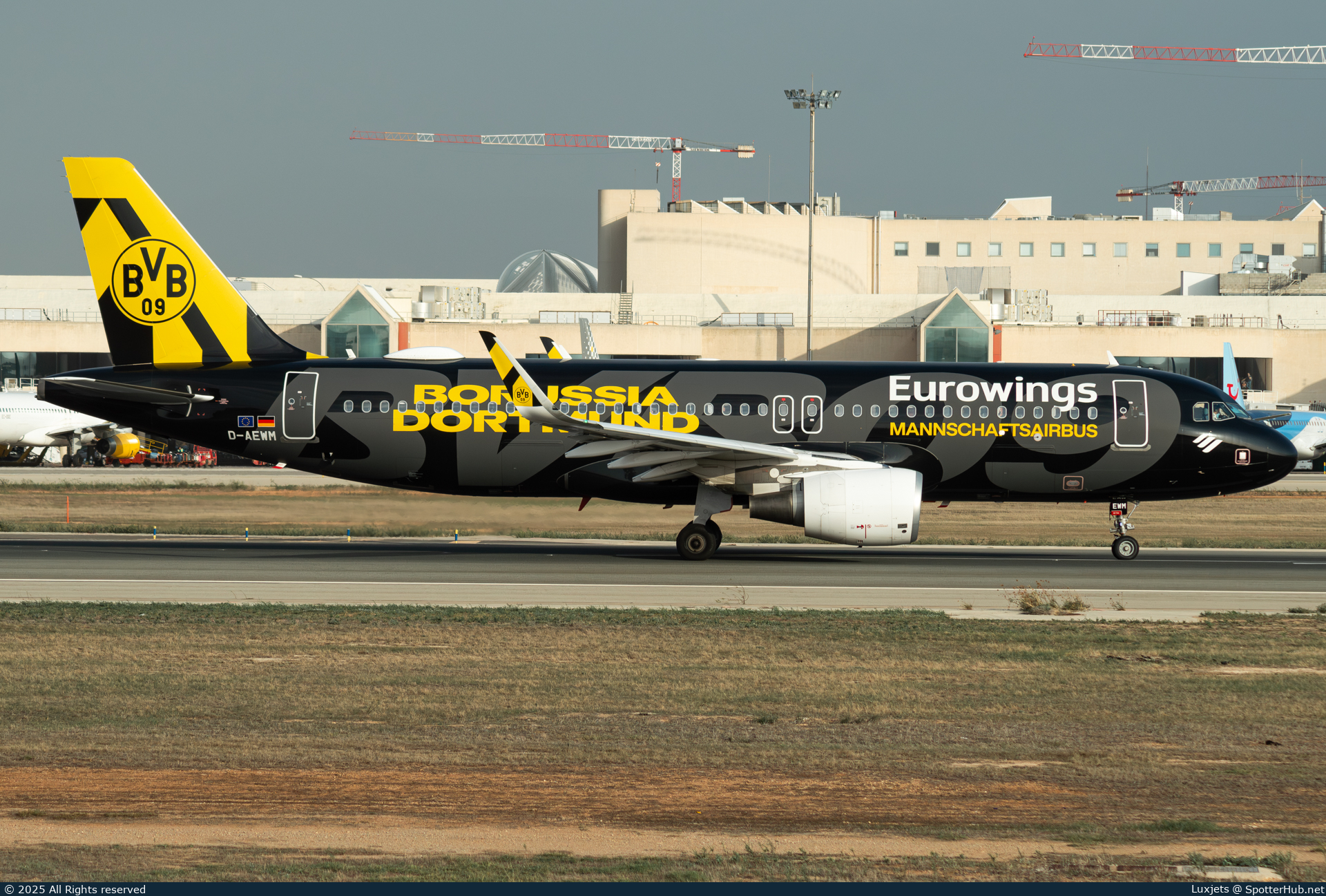 Photo of D-AEWM - Airbus A320-214 operated by Eurowings