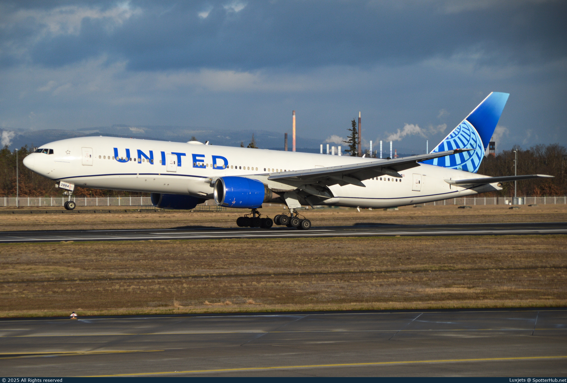 Photo of N784UA - Boeing 777-222(ER) operated by United Airlines