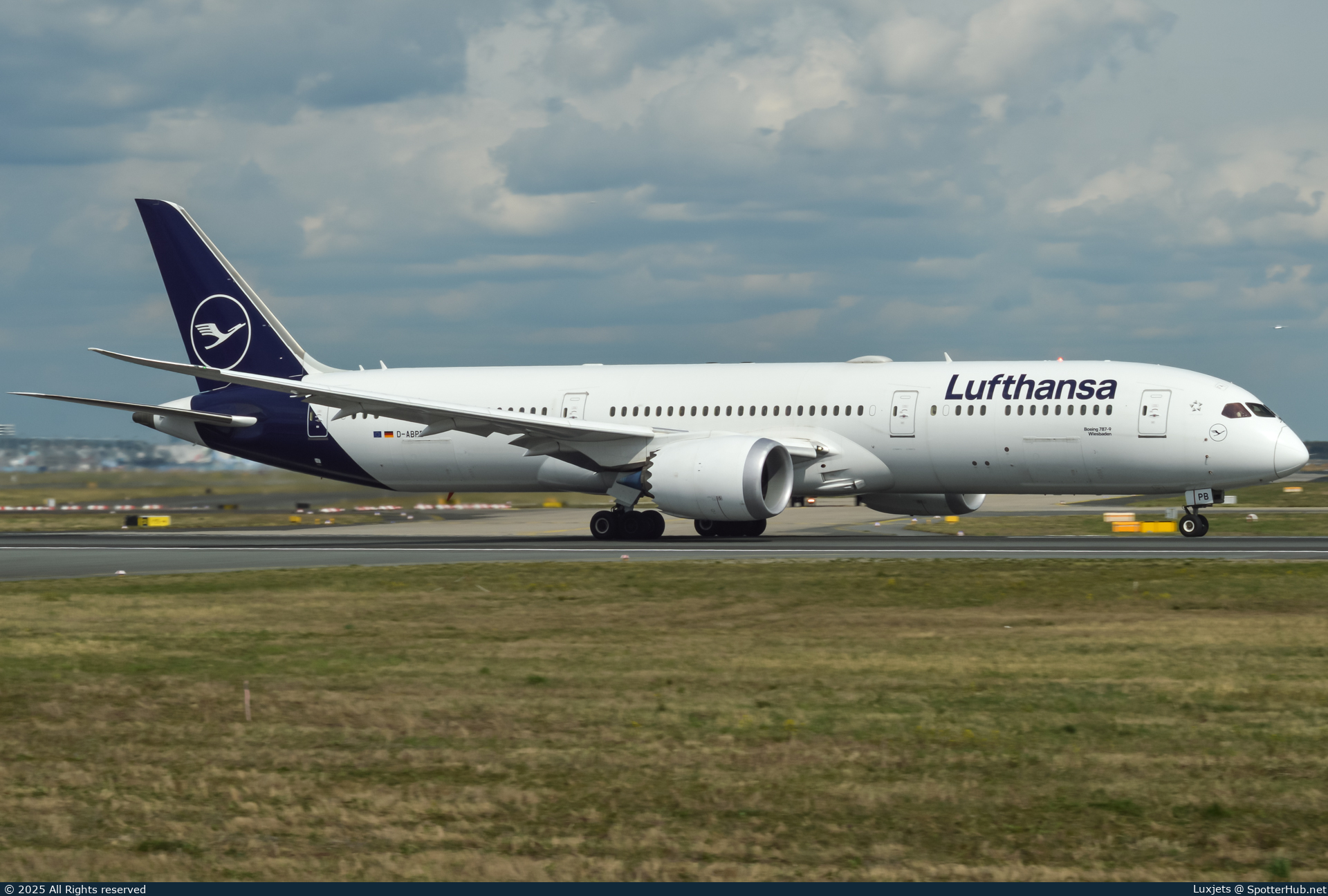 Photo of D-ABPB - Boeing 787-9 Dreamliner operated by Lufthansa