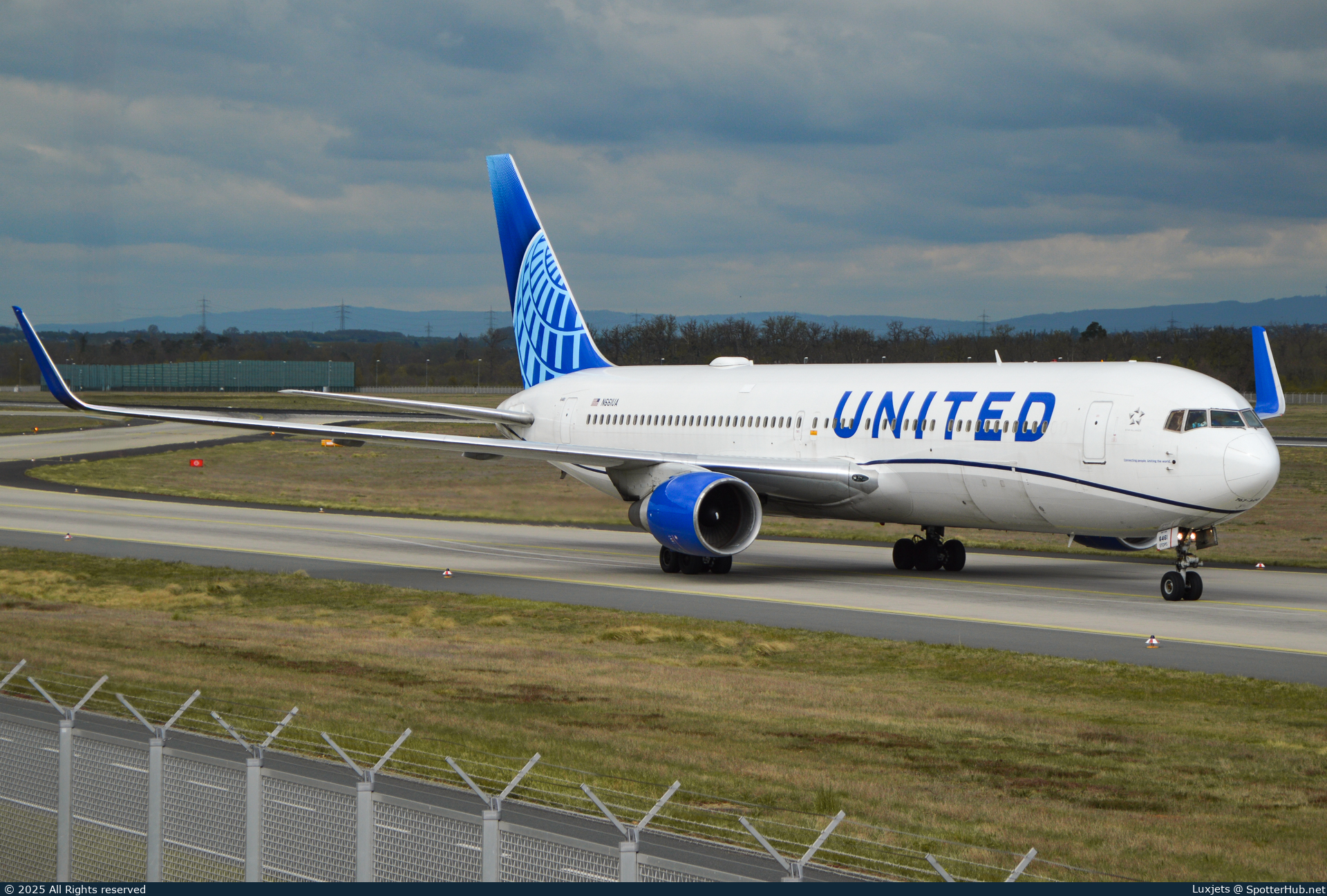 Photo of N661UA - Boeing 767-322(ER) operated by United Airlines