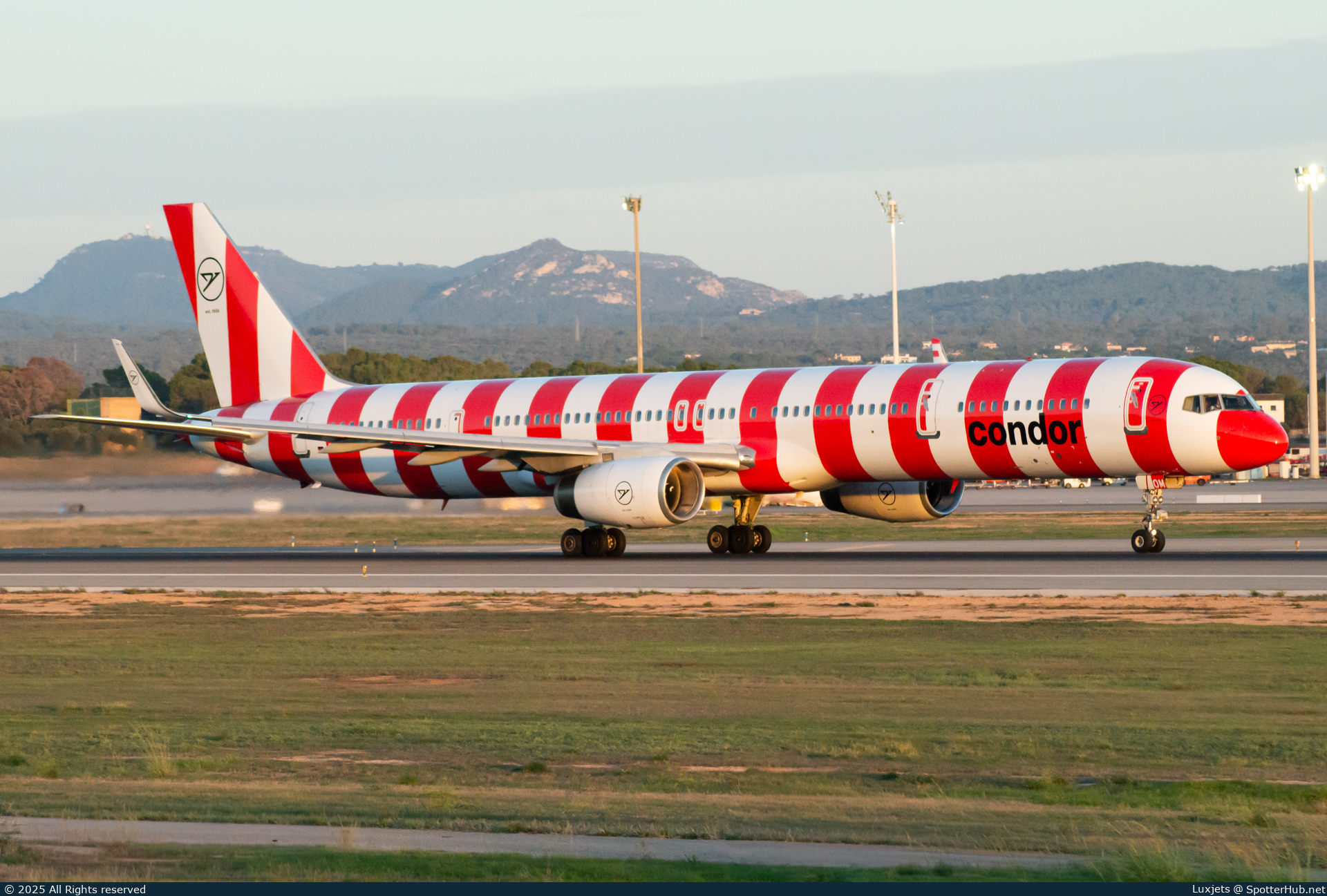 Photo of D-ABOM - Boeing 757-330 operated by Condor