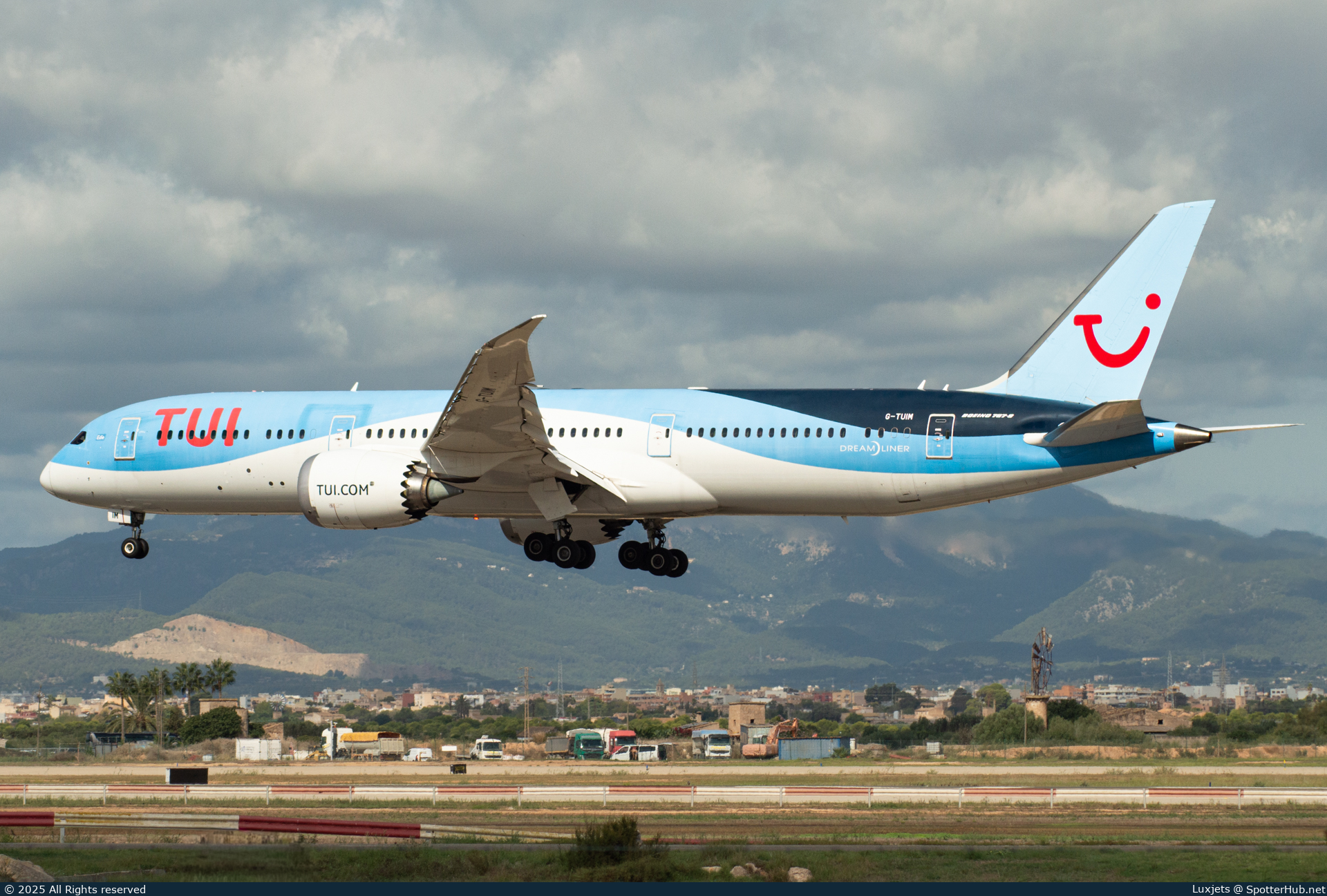 Photo of G-TUIM - Boeing 787-9 Dreamliner operated by TUI Airways