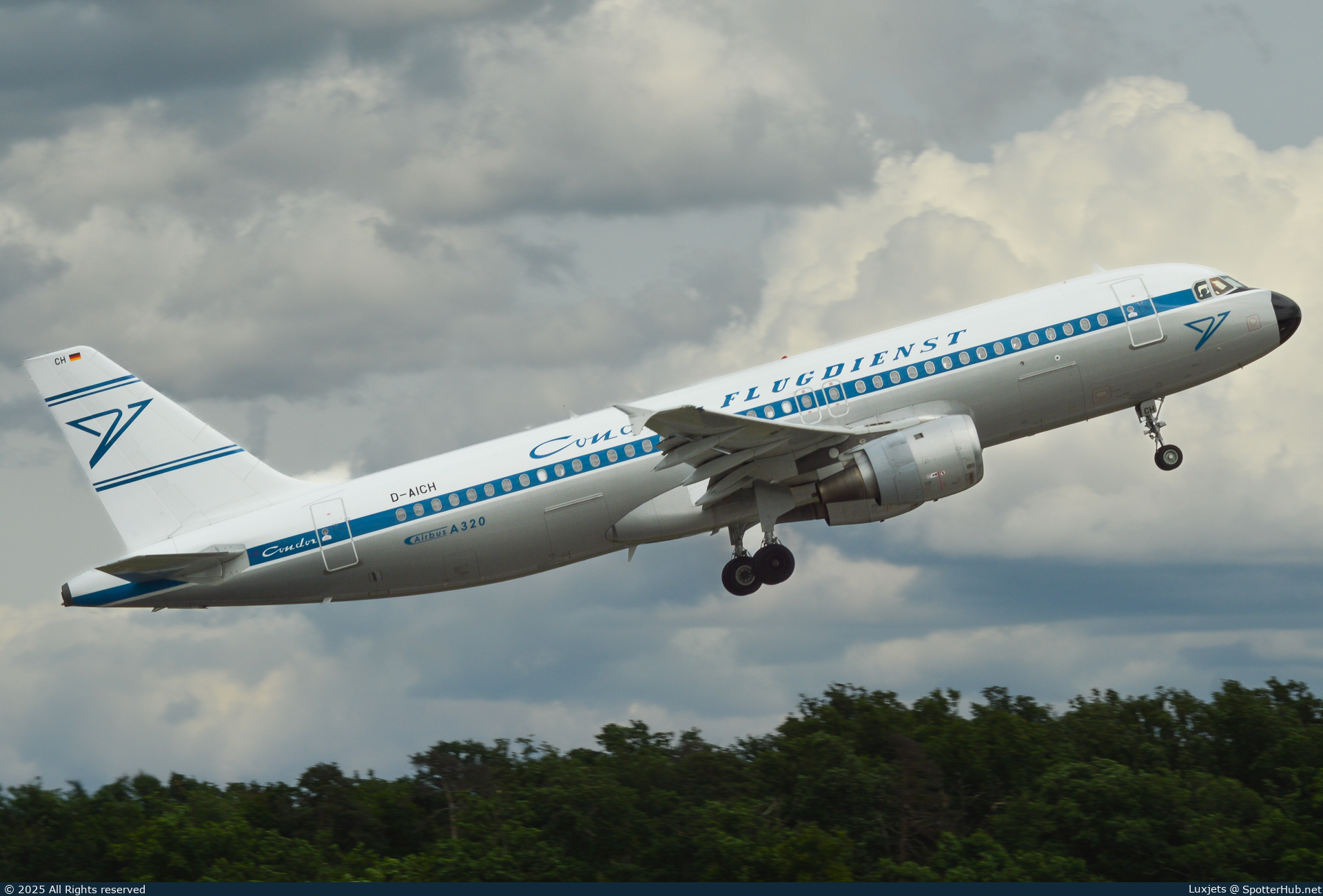 Photo of D-AICH - Airbus A320-212 operated by Condor