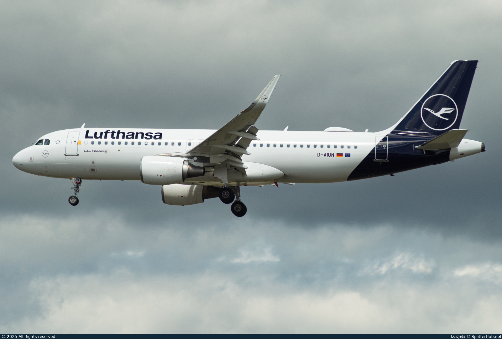 Photo of D-AIUN - Airbus A320-214 operated by Lufthansa