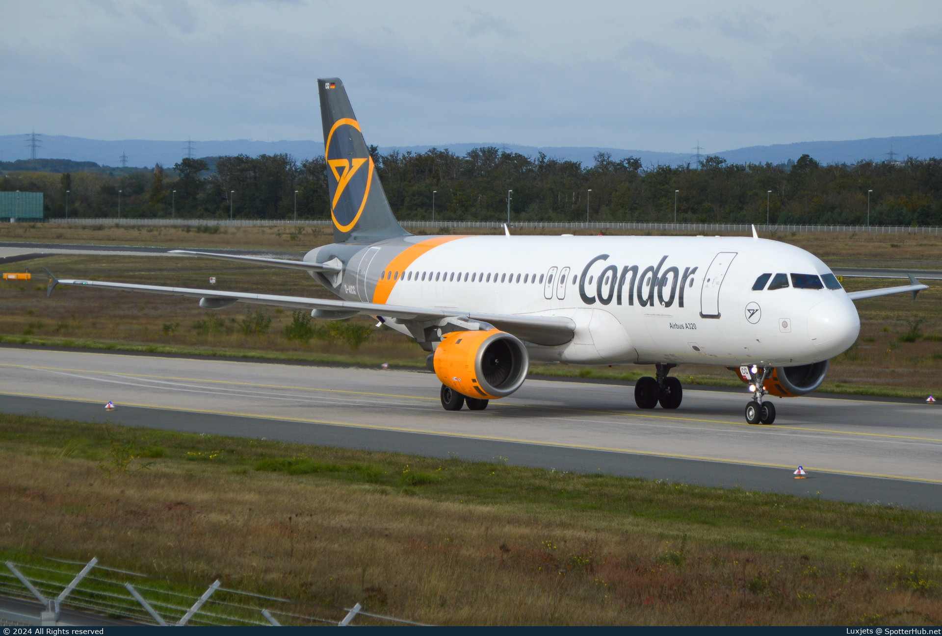 Photo of D-AICG - Airbus A320-212 operated by Condor