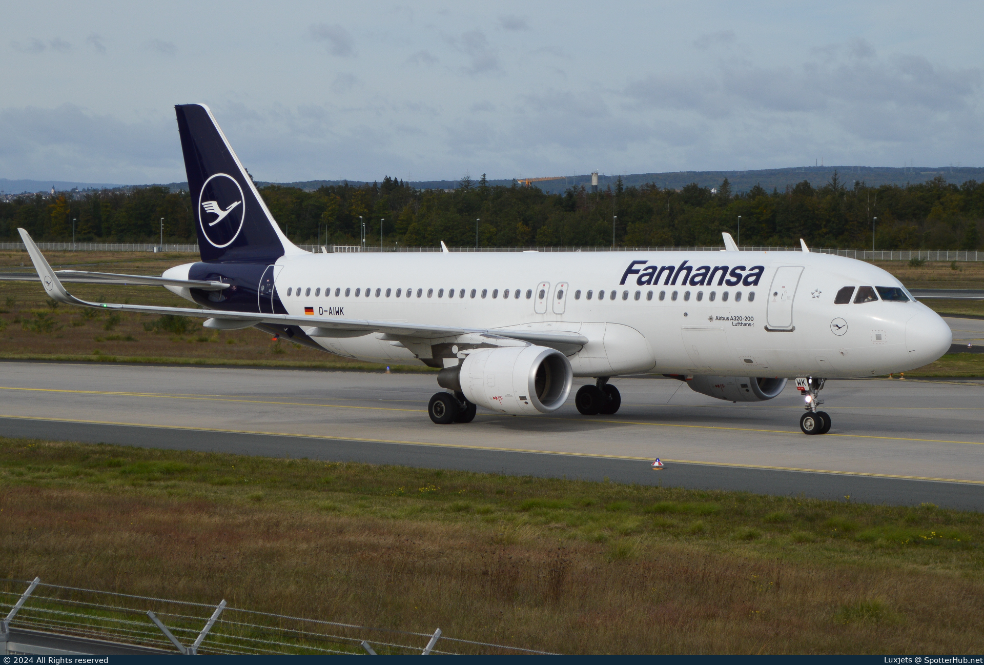 Photo of D-AIWK - Airbus A320-214 operated by Lufthansa
