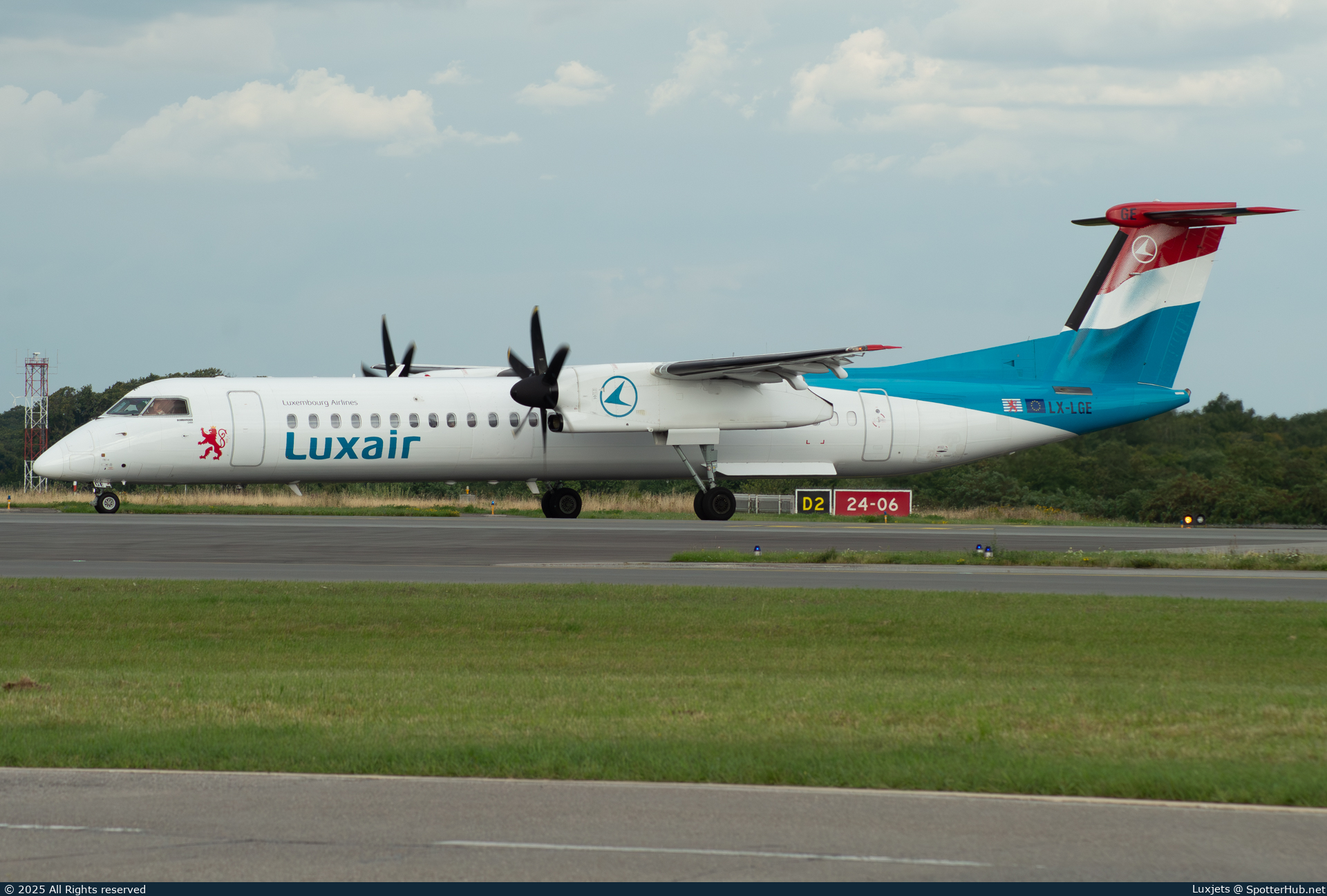 Photo of LX-LGE - Bombardier DHC-8-402 Dash 8 Q400 operated by Luxair