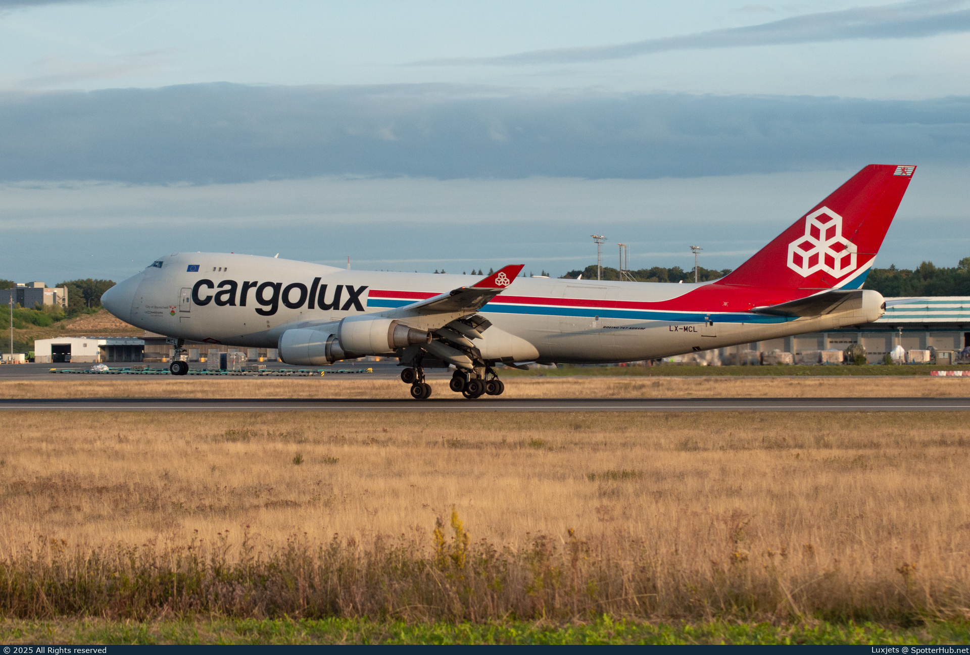 Photo of LX-MCL - Boeing 747-4HAF(ER) operated by Cargolux