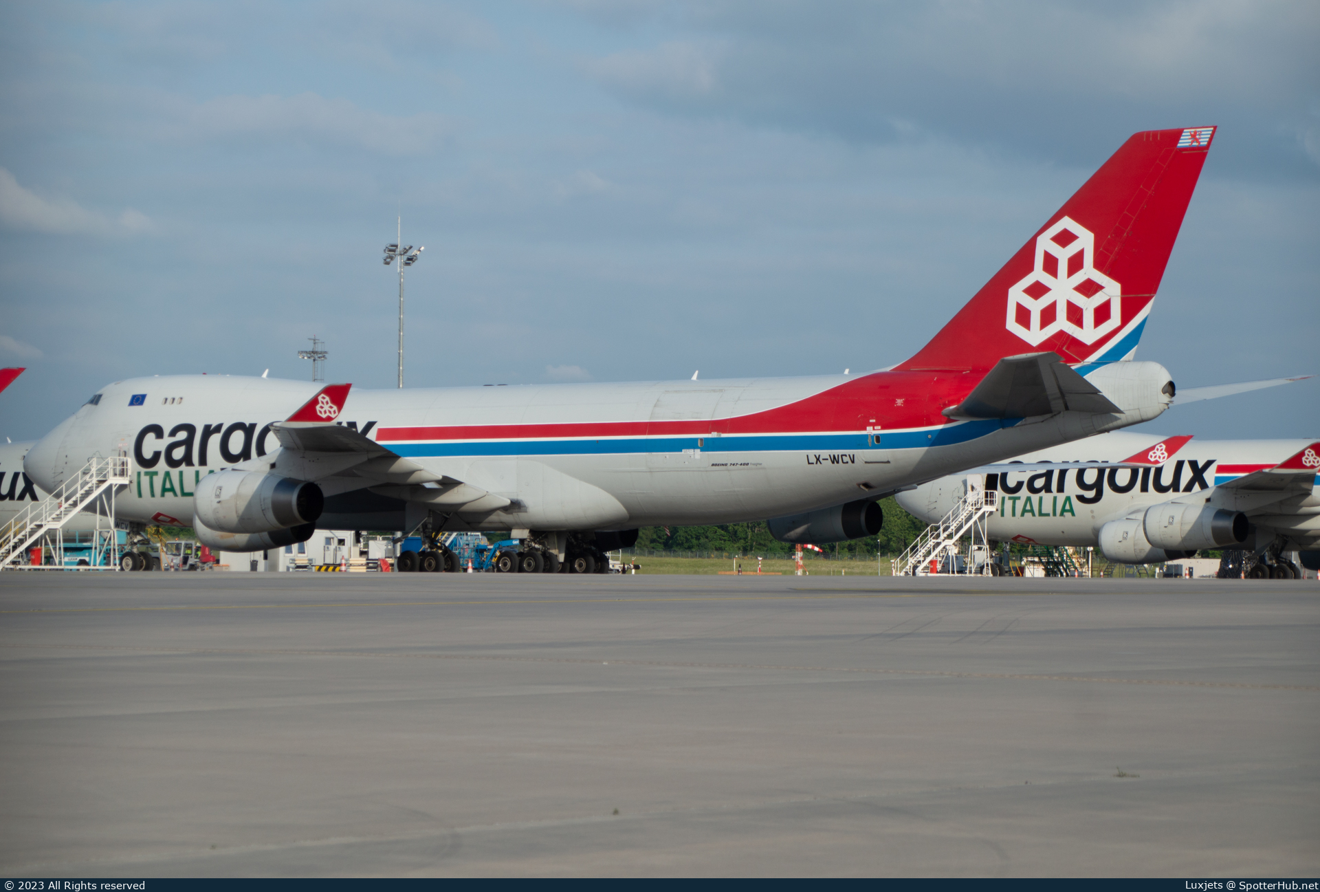 Photo of LX-WCV - Boeing 747-4R7F operated by Cargolux Italia
