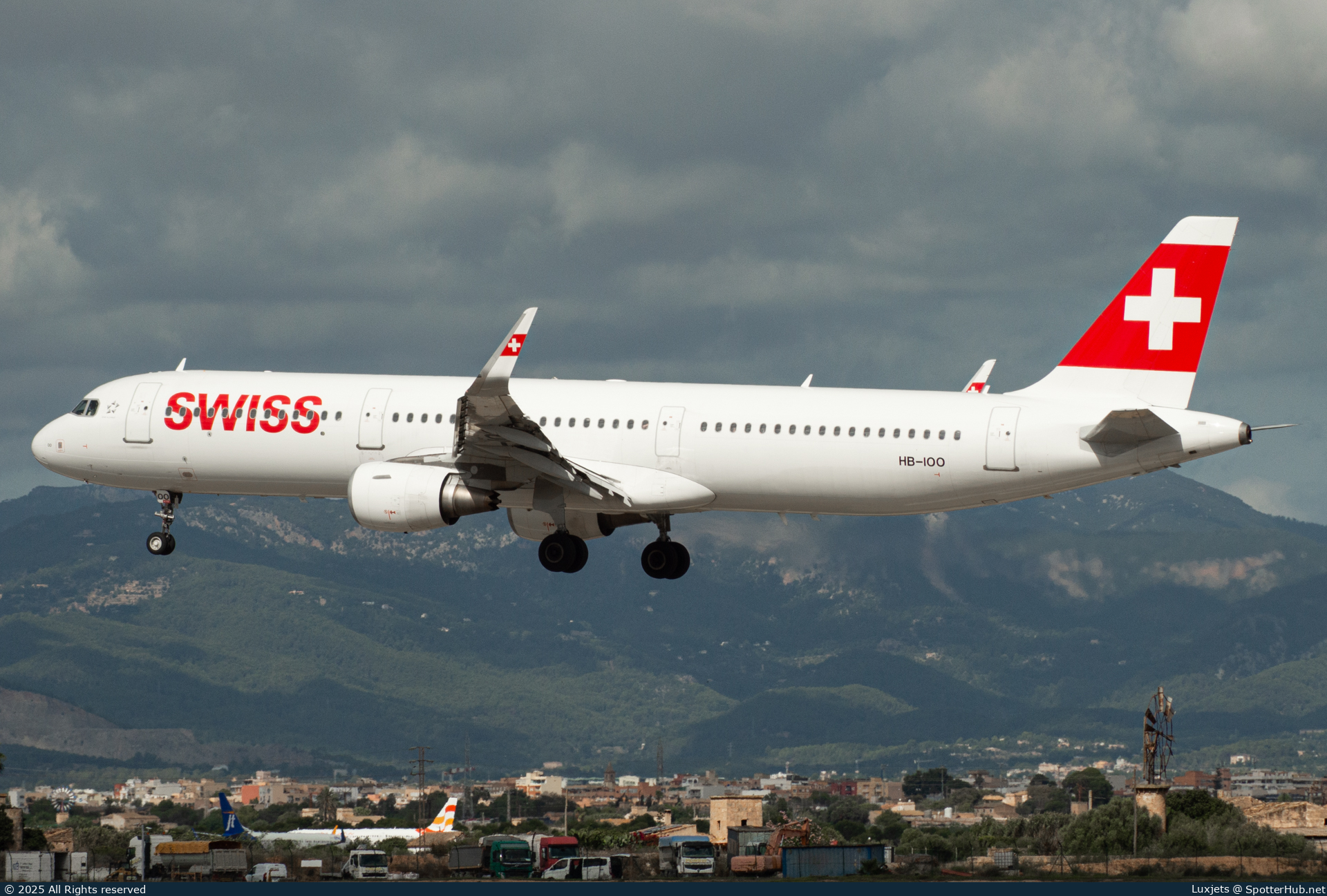 Photo of HB-IOO - Airbus A321-212 operated by Swiss International Air Lines