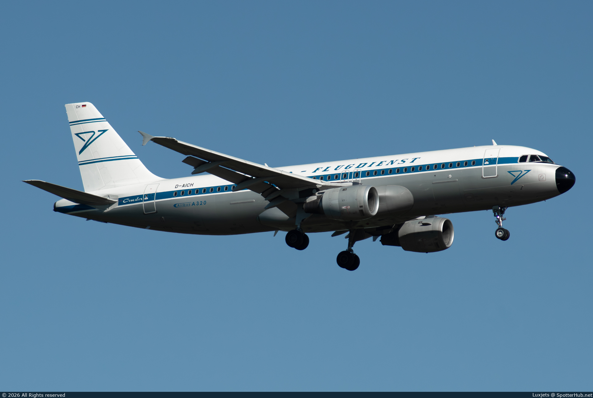 Photo of D-AICH - Airbus A320-212 operated by Condor