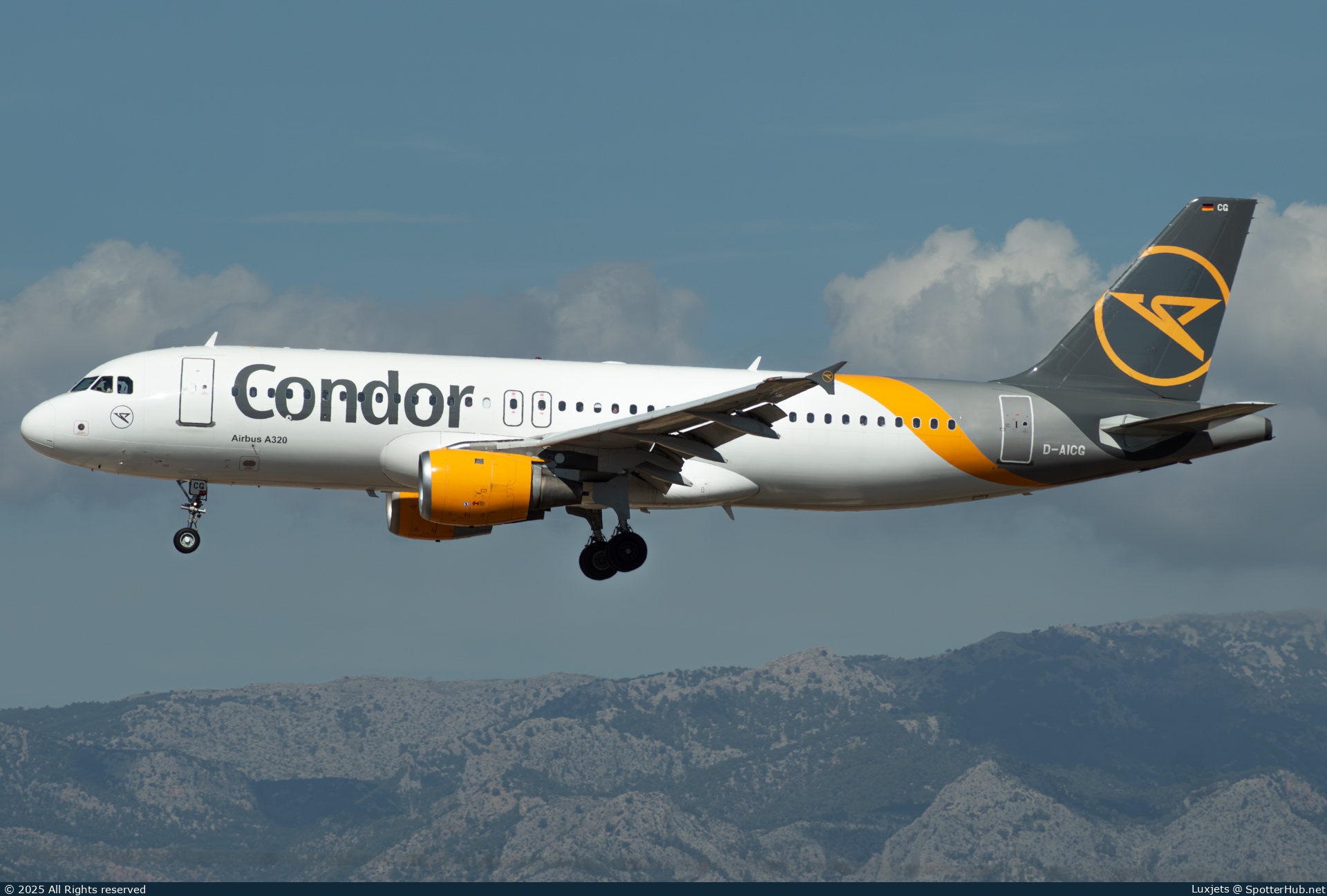 Photo of D-AICG - Airbus A320-212 operated by Condor