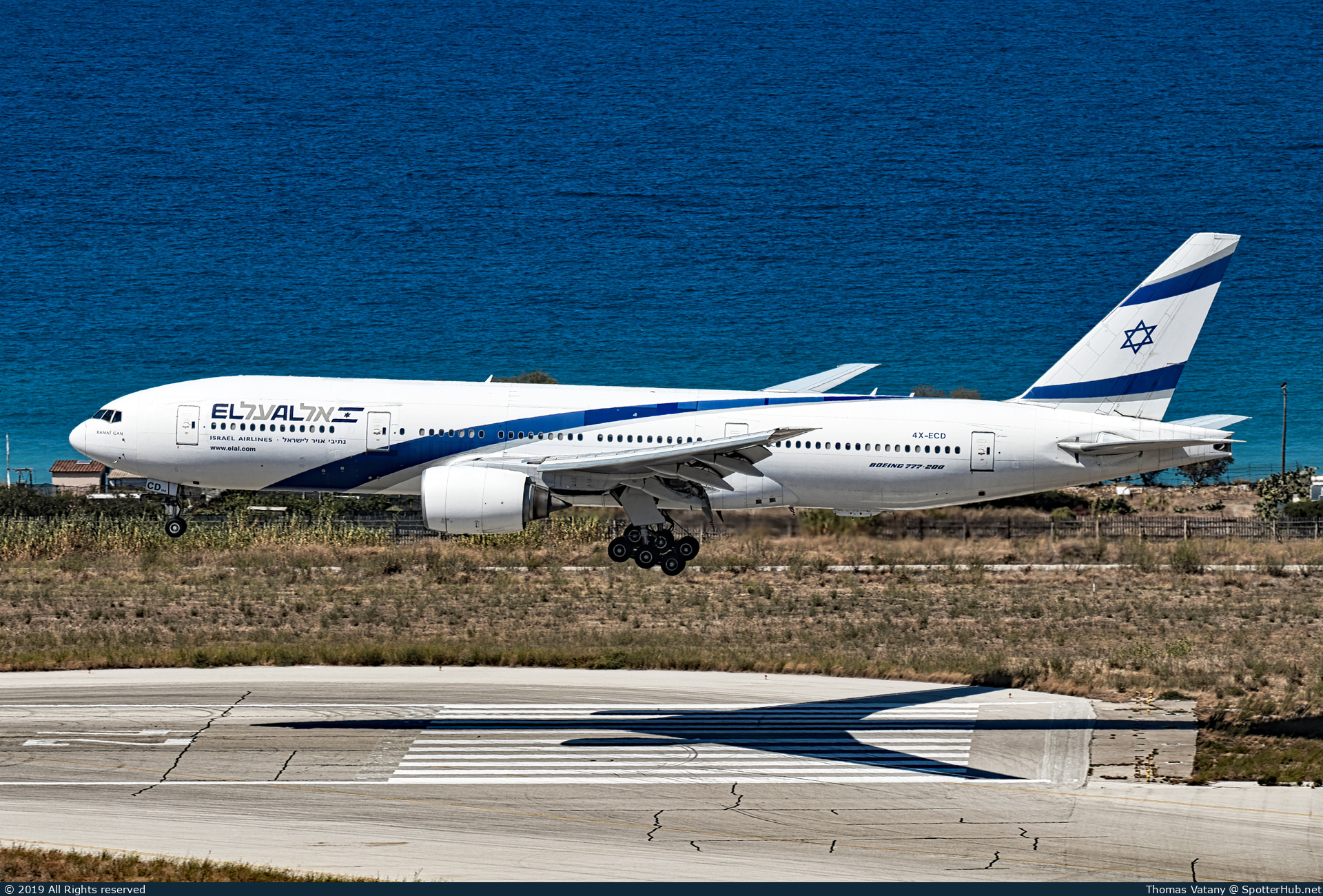 Photo of 4X-ECD - Boeing 777-258(ER) operated by El Al Israel Airlines