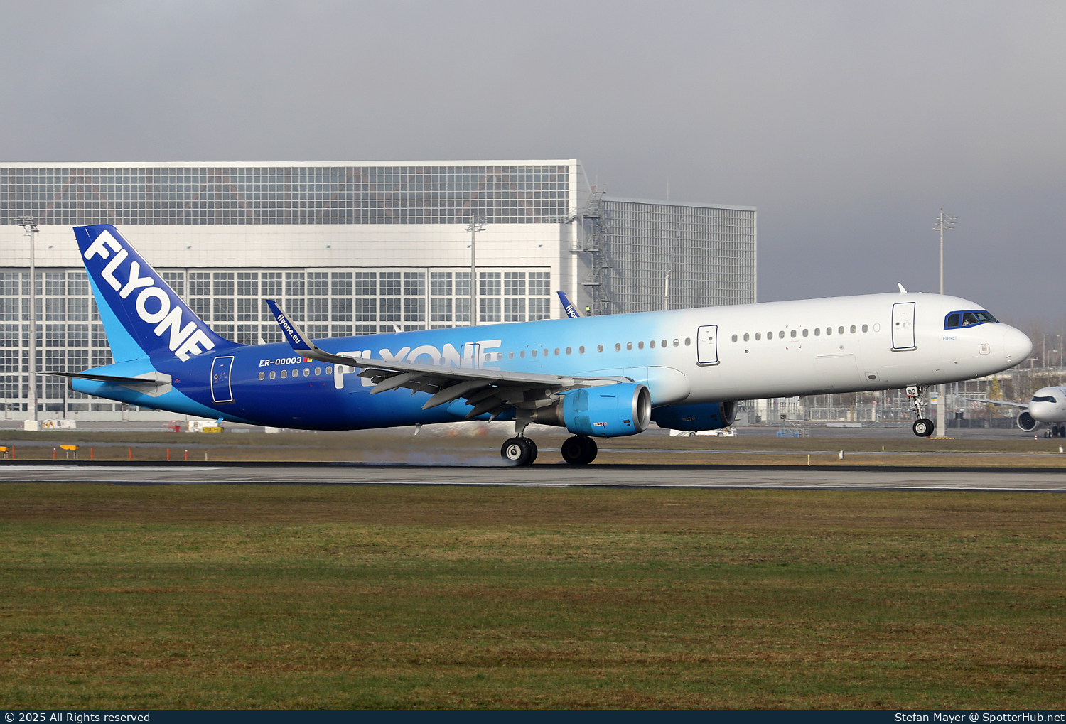 Photo of ER-00003 - Airbus A321-211 operated by FlyOne
