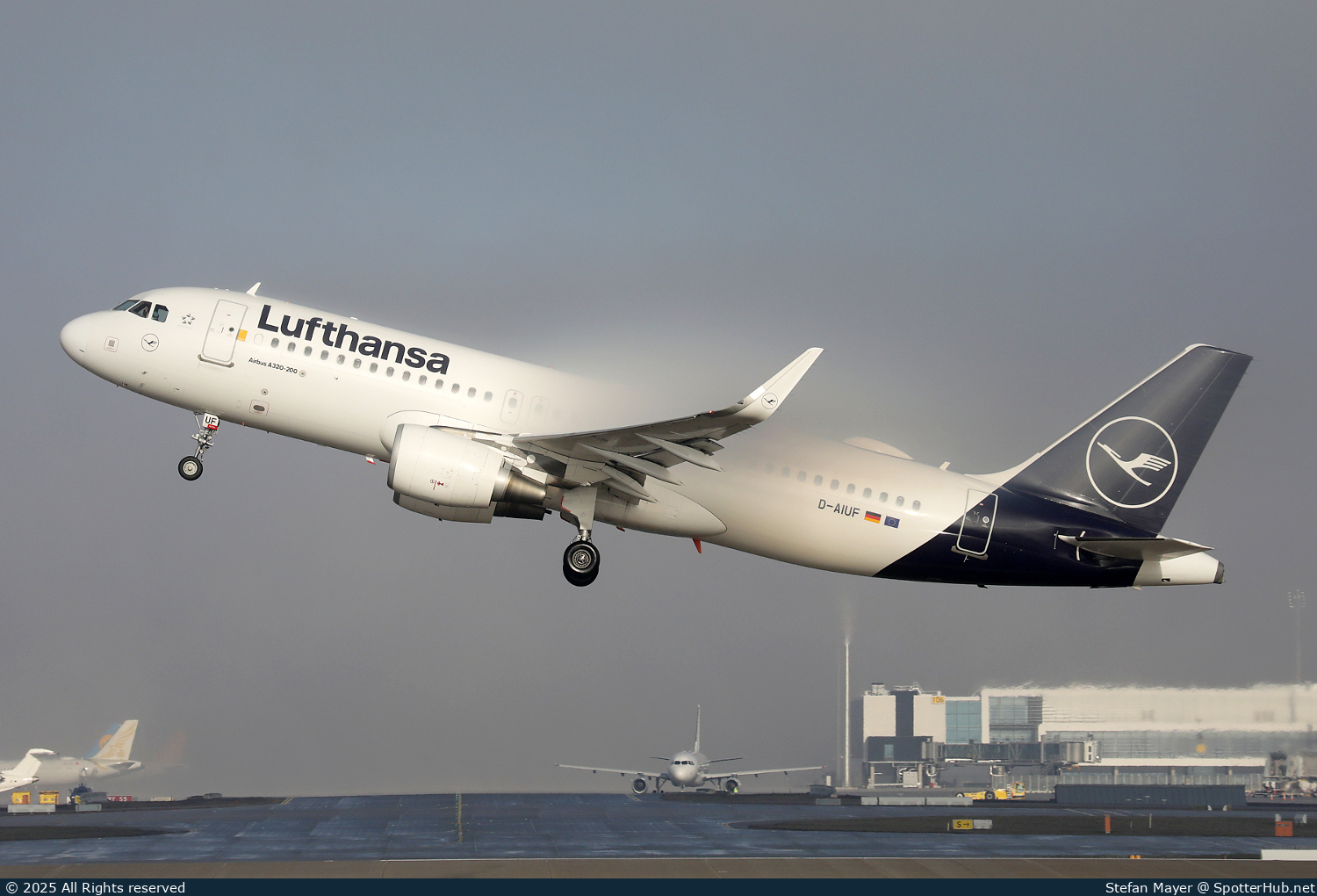 Photo of D-AIUF - Airbus A320-214 operated by Lufthansa