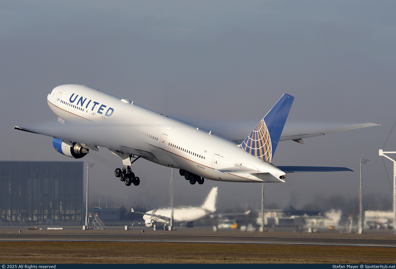 Photo of N224UA - Boeing 777-222(ER) operated by United Airlines