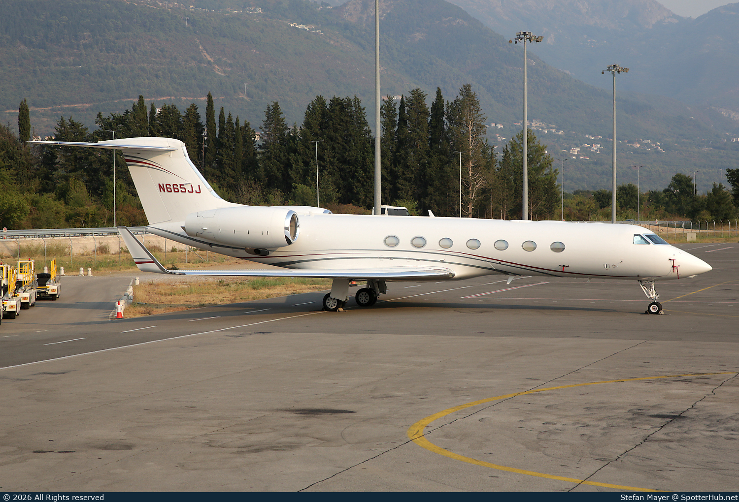 Photo of N665JJ - Gulfstream GV-SP (G550) operated by Jackson National Life Insurance