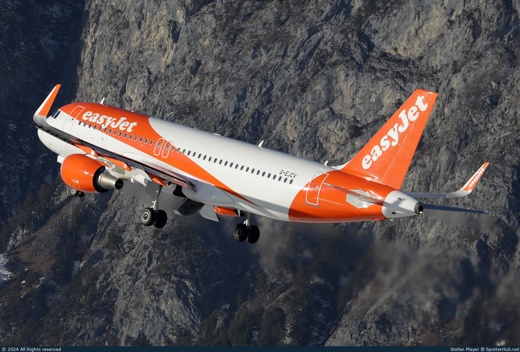 Photo of G-EJCV - Airbus A320-214 operated by easyJet