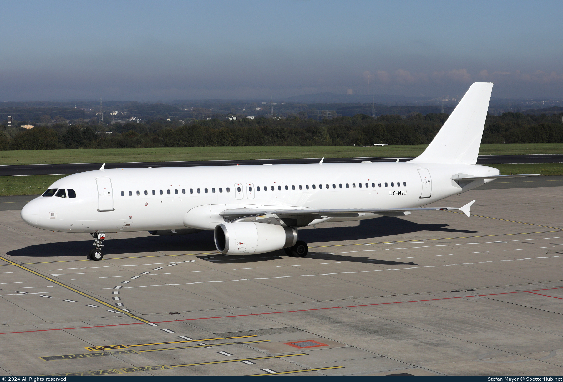 Photo of LY-NVJ - Airbus A320-232 operated by Avion Express