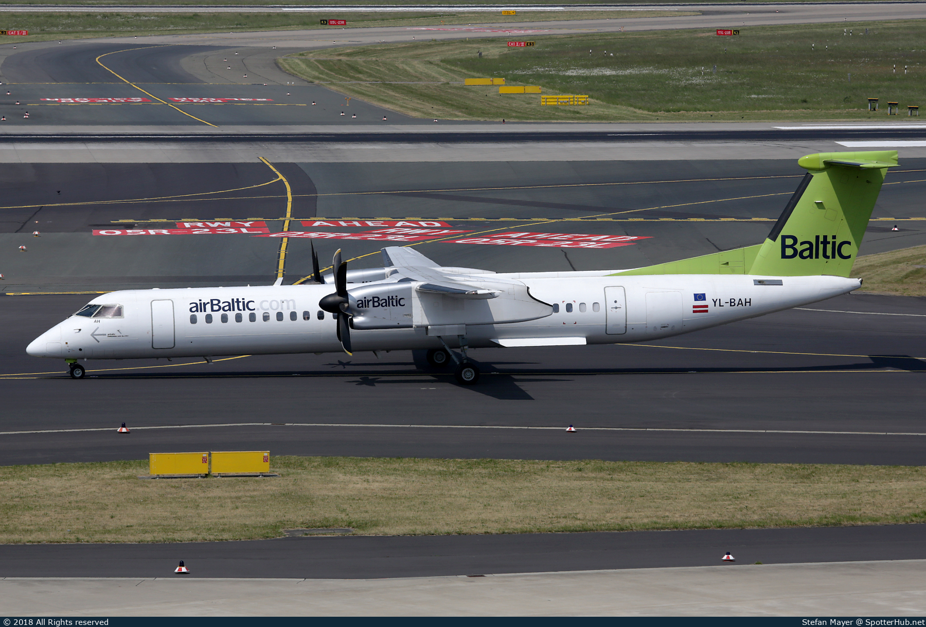 Photo of YL-BAH - Bombardier DHC-8-402 Dash 8 Q400 operated by airBaltic
