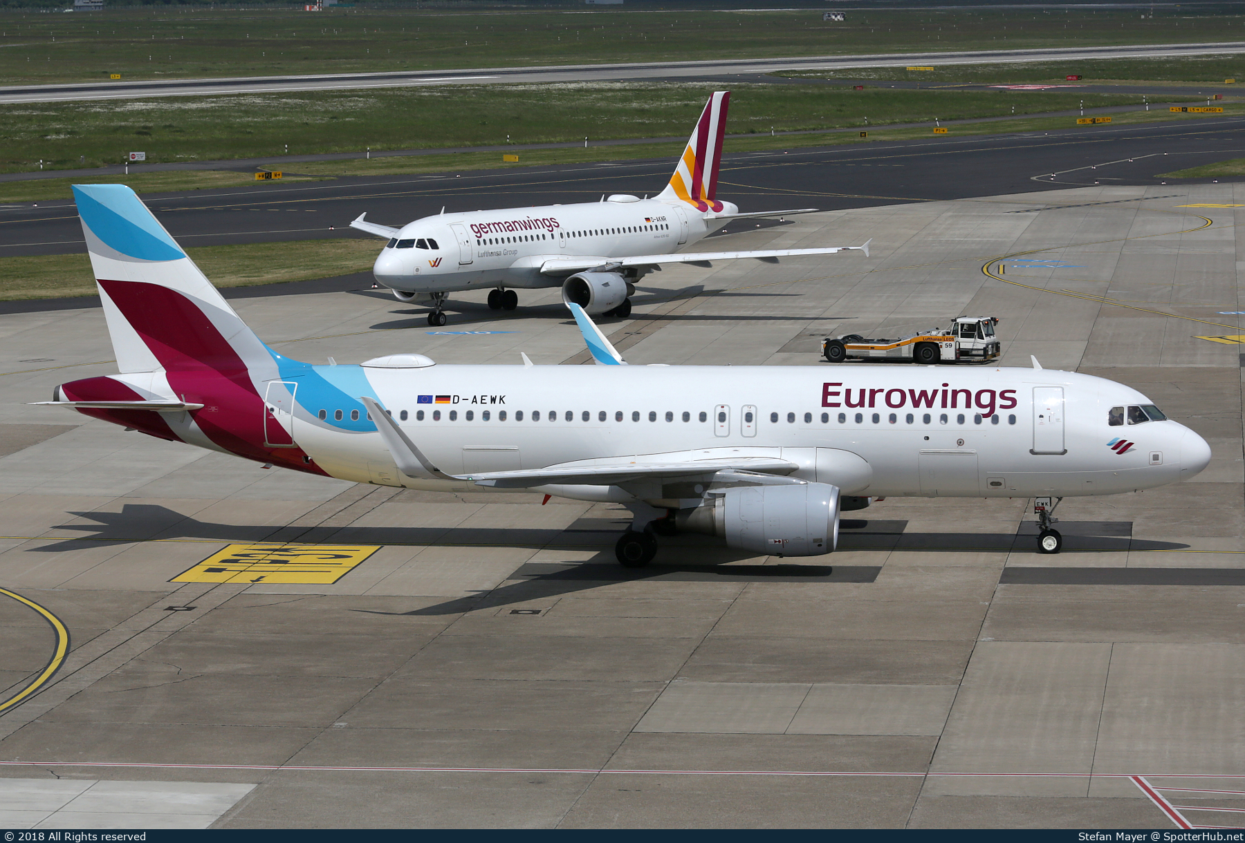 Photo of D-AEWK - Airbus A320-214 operated by Eurowings