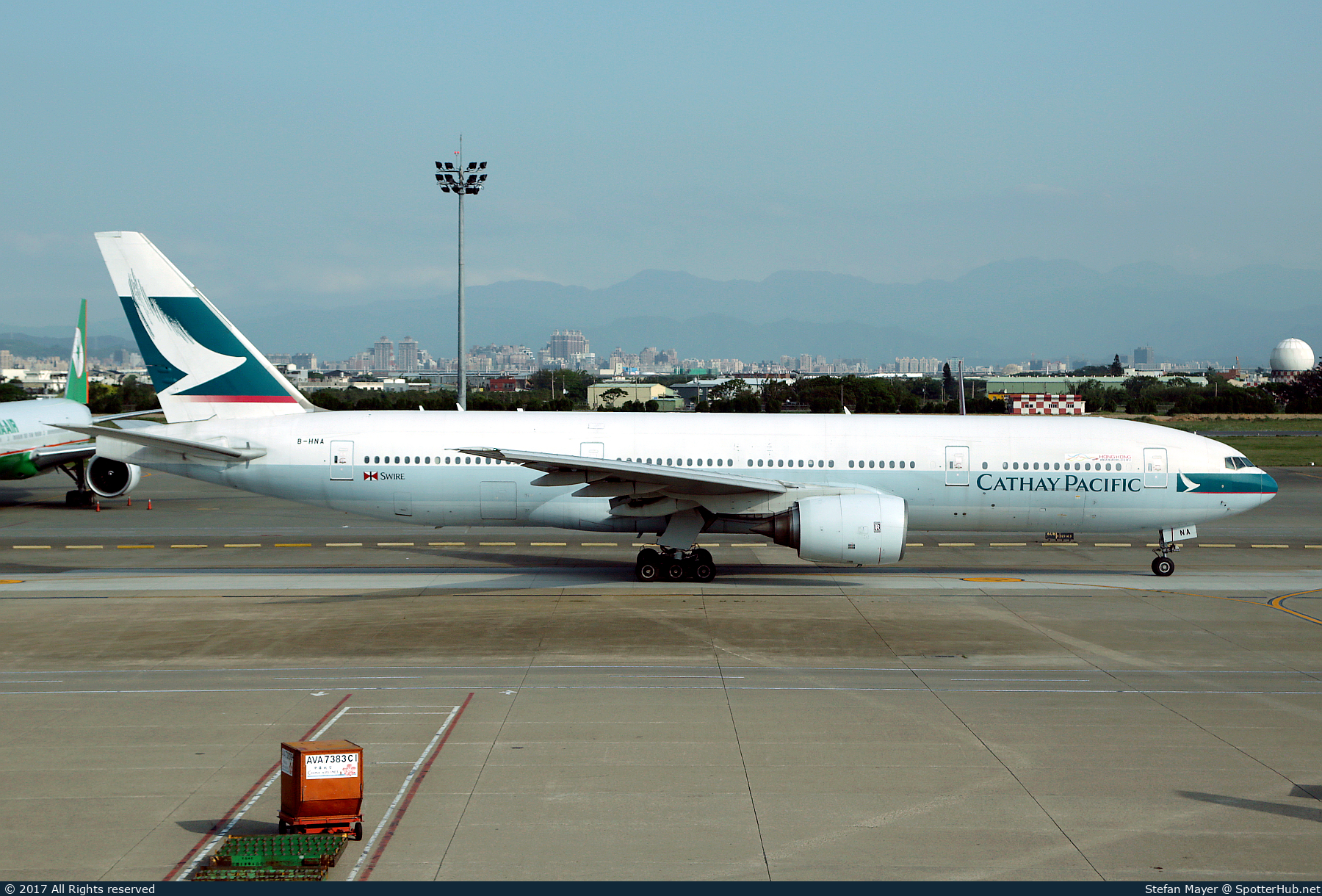 Photo of B-HNA - Boeing 777-267 operated by Cathay Pacific Airways