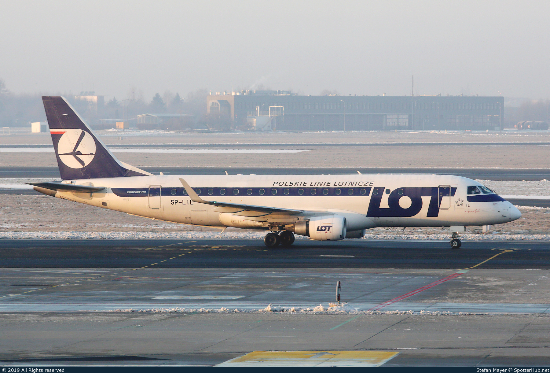 Photo of SP-LIL - Embraer ERJ-175LR operated by LOT Polish Airlines