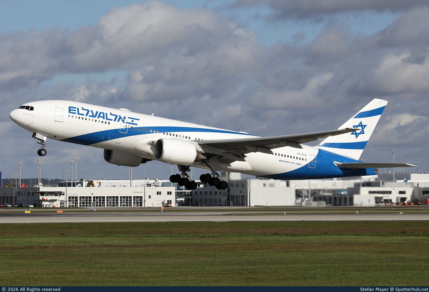 Photo of 4X-ECD - Boeing 777-258(ER) operated by El Al Israel Airlines