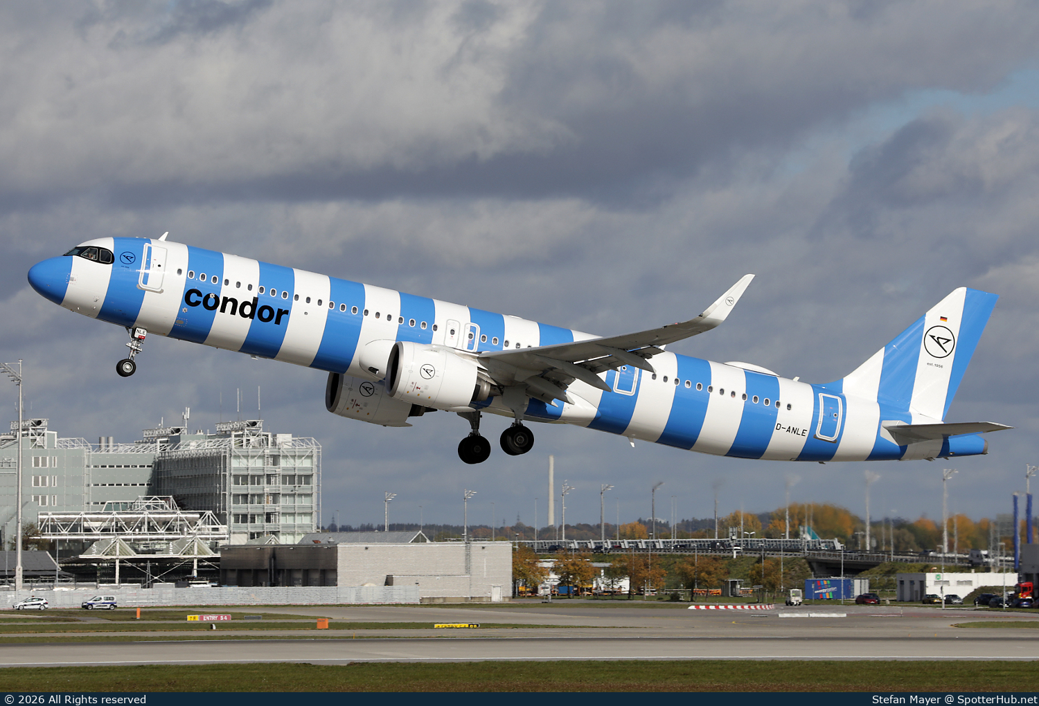Photo of D-ANLE - Airbus A321-271NX operated by Condor