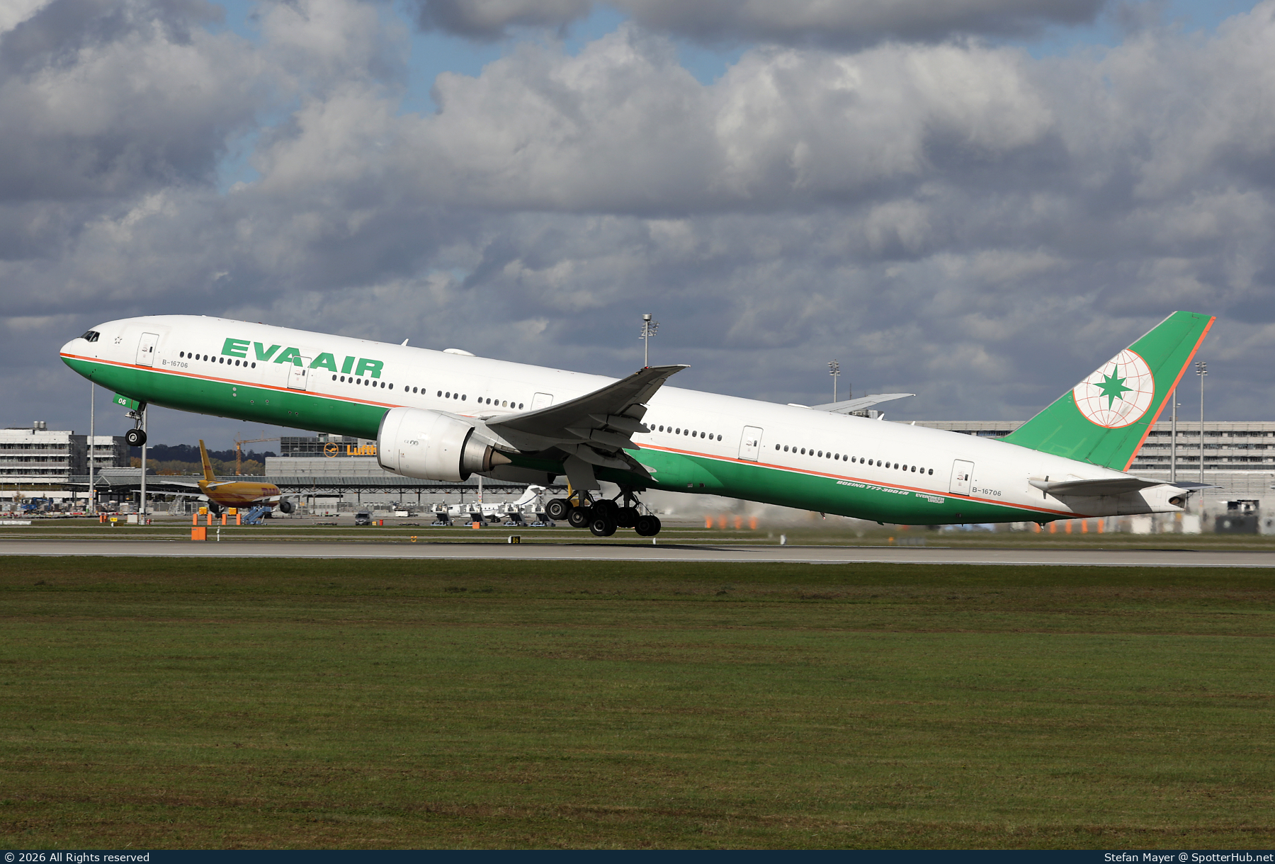 Photo of B-16706 - Boeing 777-35E(ER) operated by EVA Air