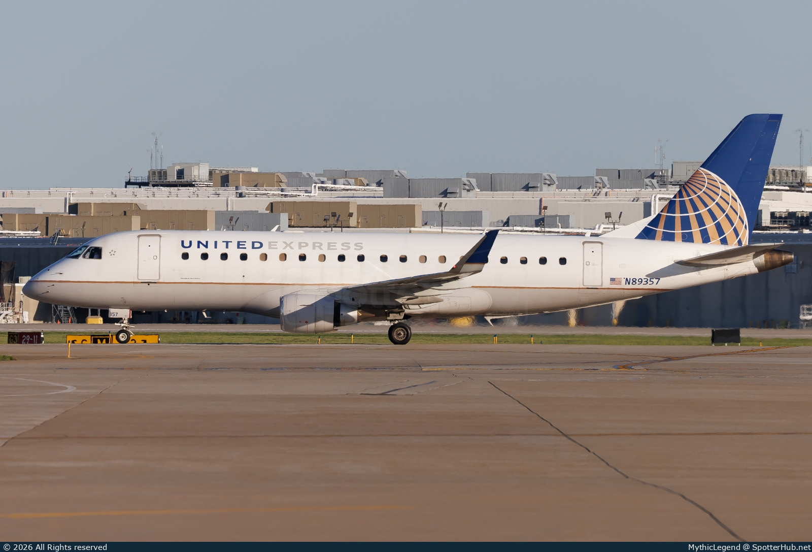 Photo of N89357 - Embraer ERJ-175LR operated by United Express (opb Mesa Airlines)