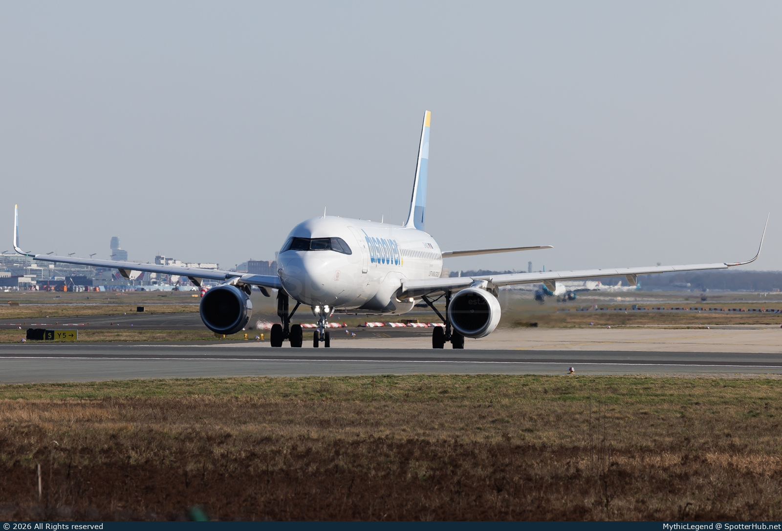Photo of D-AIUS - Airbus A320-214 operated by Discover Airlines