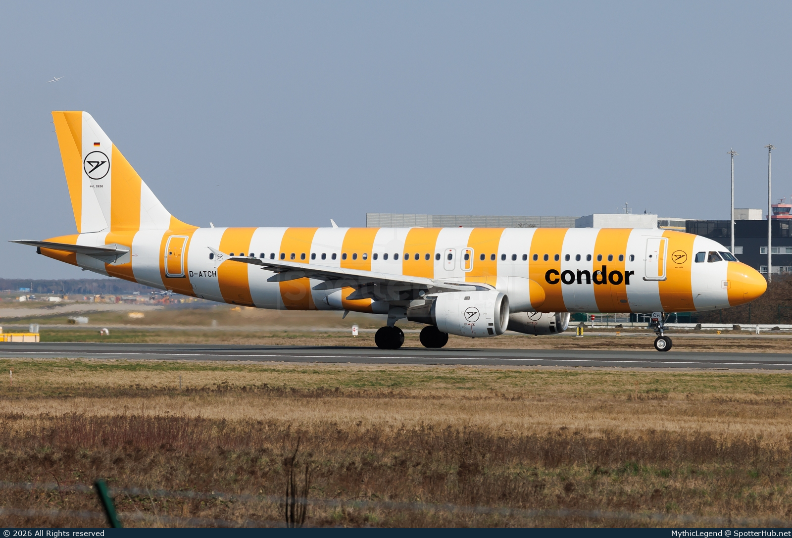 Photo of D-ATCH - Airbus A320-212 operated by Condor