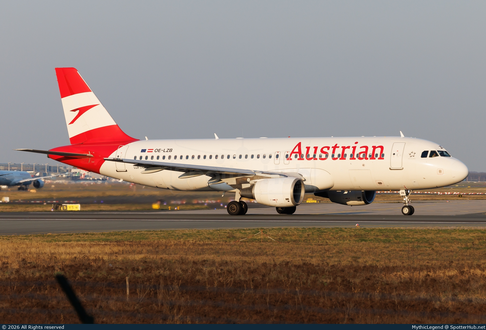 Photo of OE-LZB - Airbus A320-214 operated by Austrian Airlines