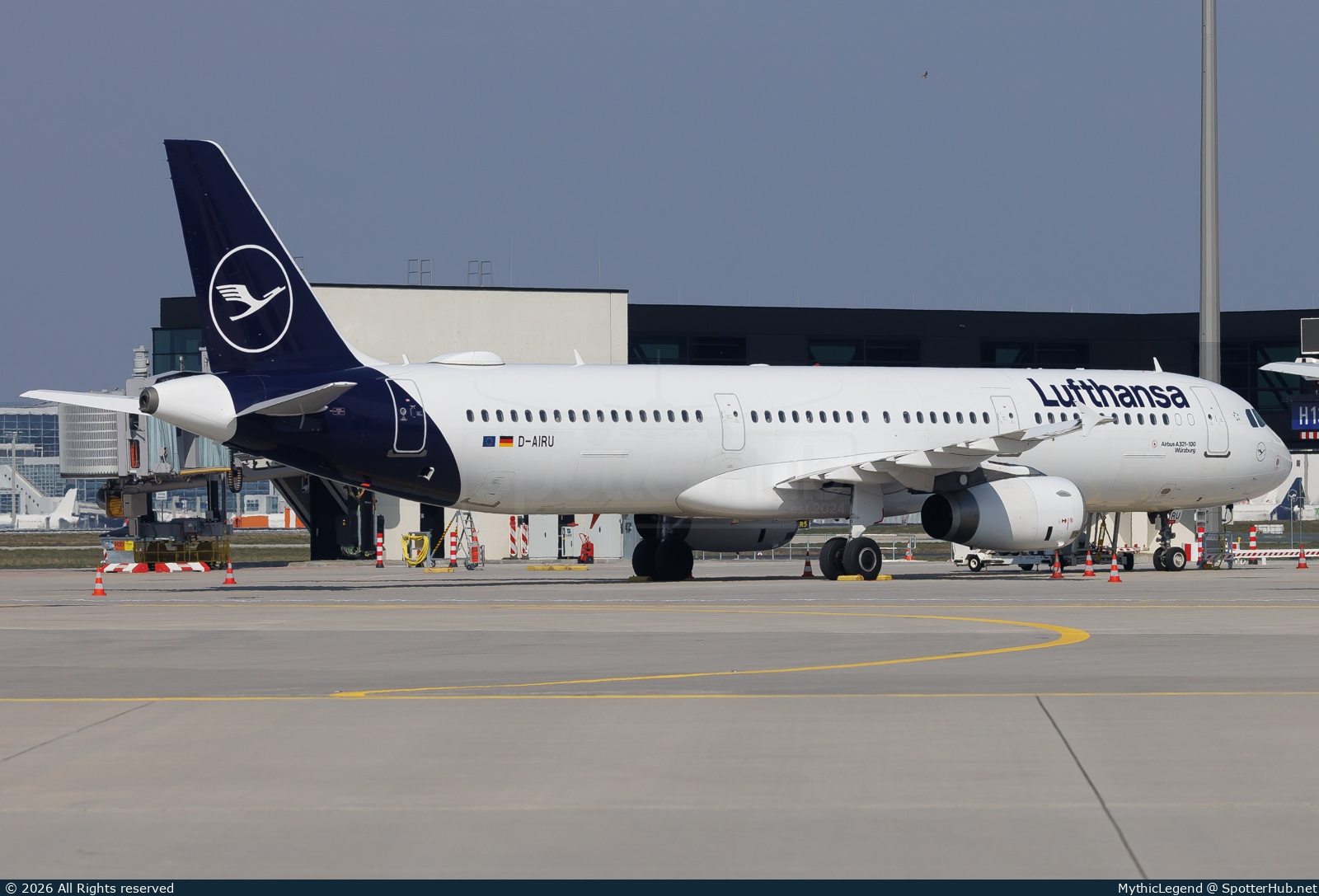 Photo of D-AIRU - Airbus A321-131 operated by Lufthansa