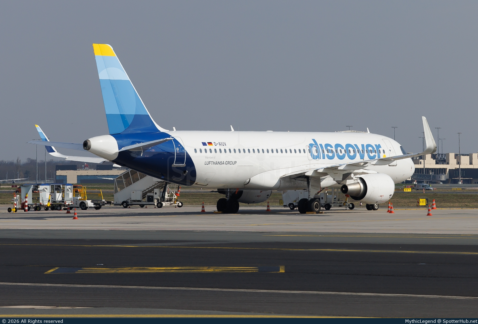 Photo of D-AIUV - Airbus A320-214 operated by Discover Airlines