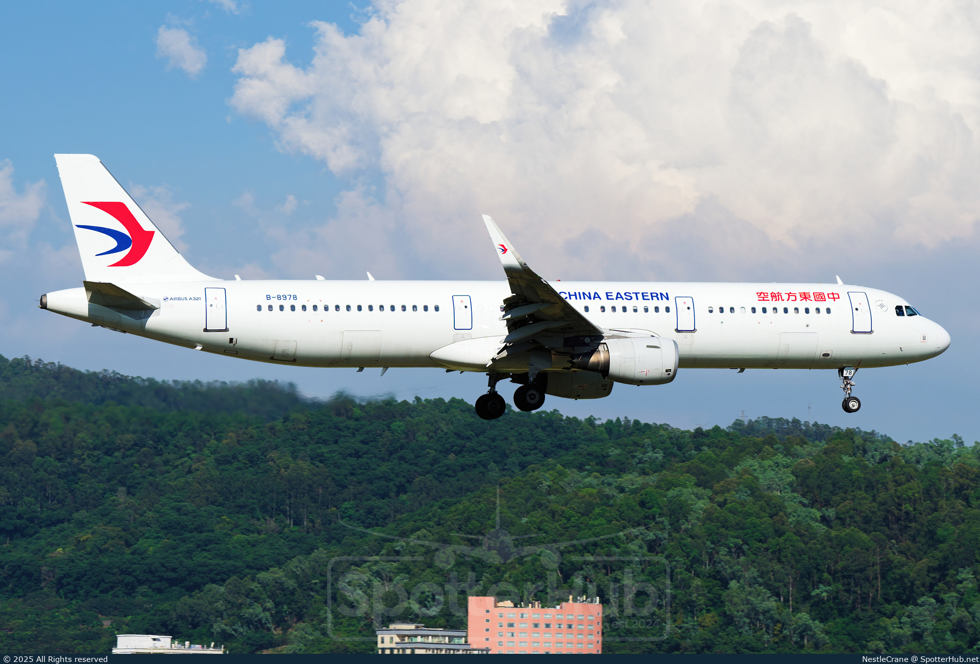 Photo of B-8978 - Airbus A321-211 operated by China Eastern Airlines