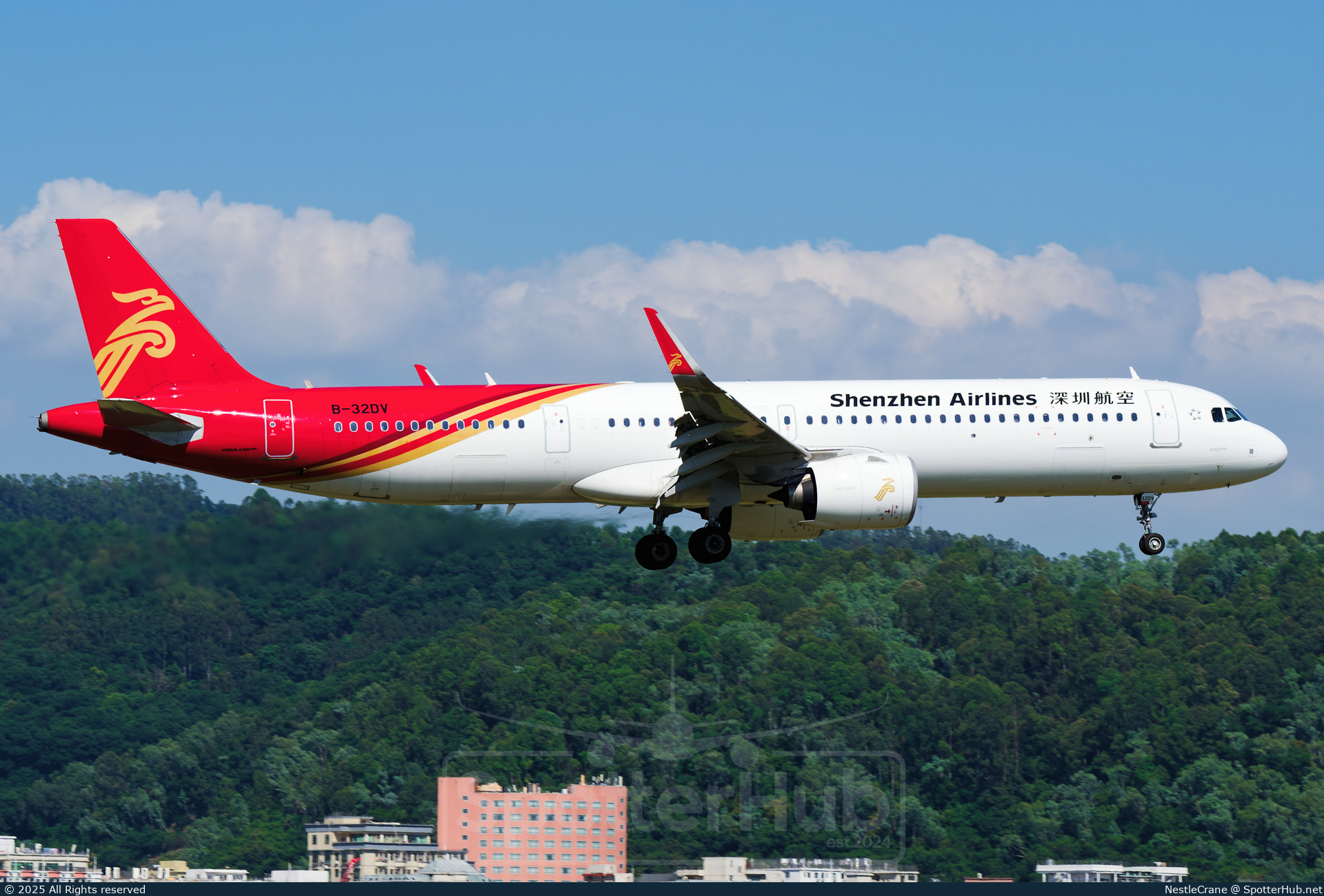 Photo of B-32DV - Airbus A321-271NX operated by Shenzhen Airlines