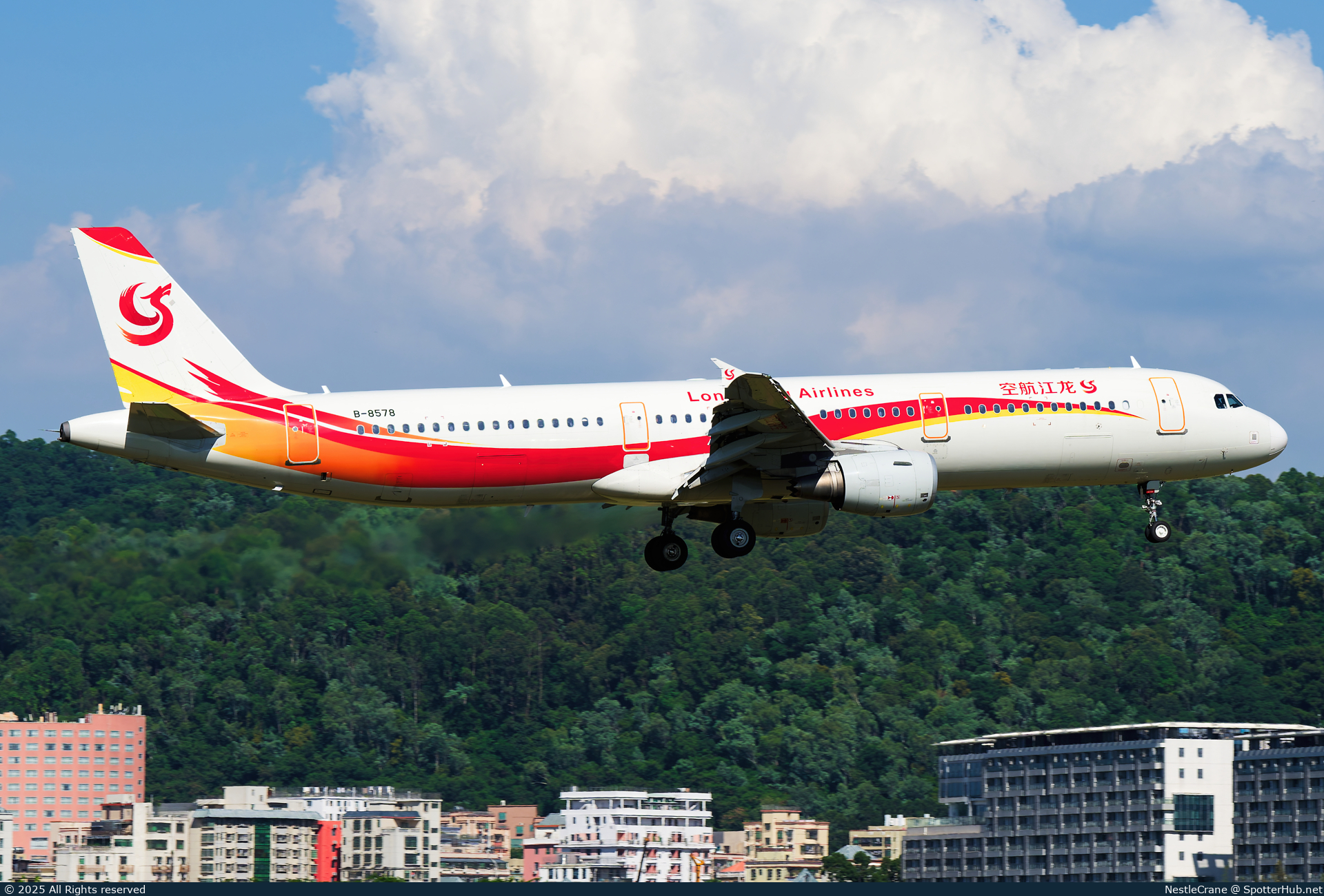 Photo of B-8578 - Airbus A321-211 operated by LongJiang Airlines