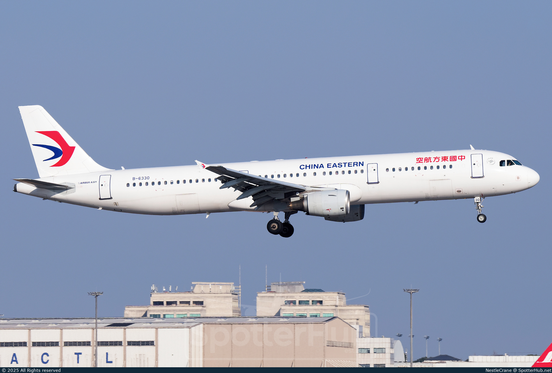 Photo of B-6330 - Airbus A321-211 operated by China Eastern Airlines