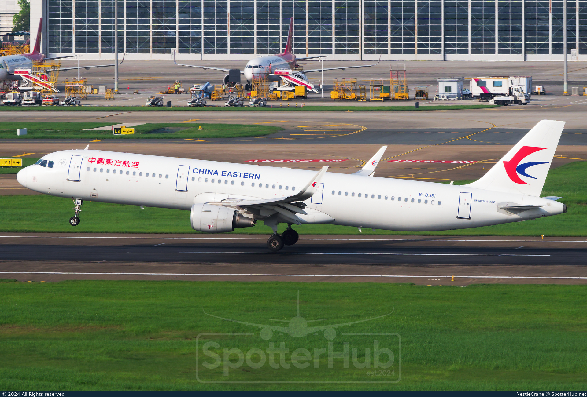 Photo of B-8561 - Airbus A321-211 operated by China Eastern Airlines