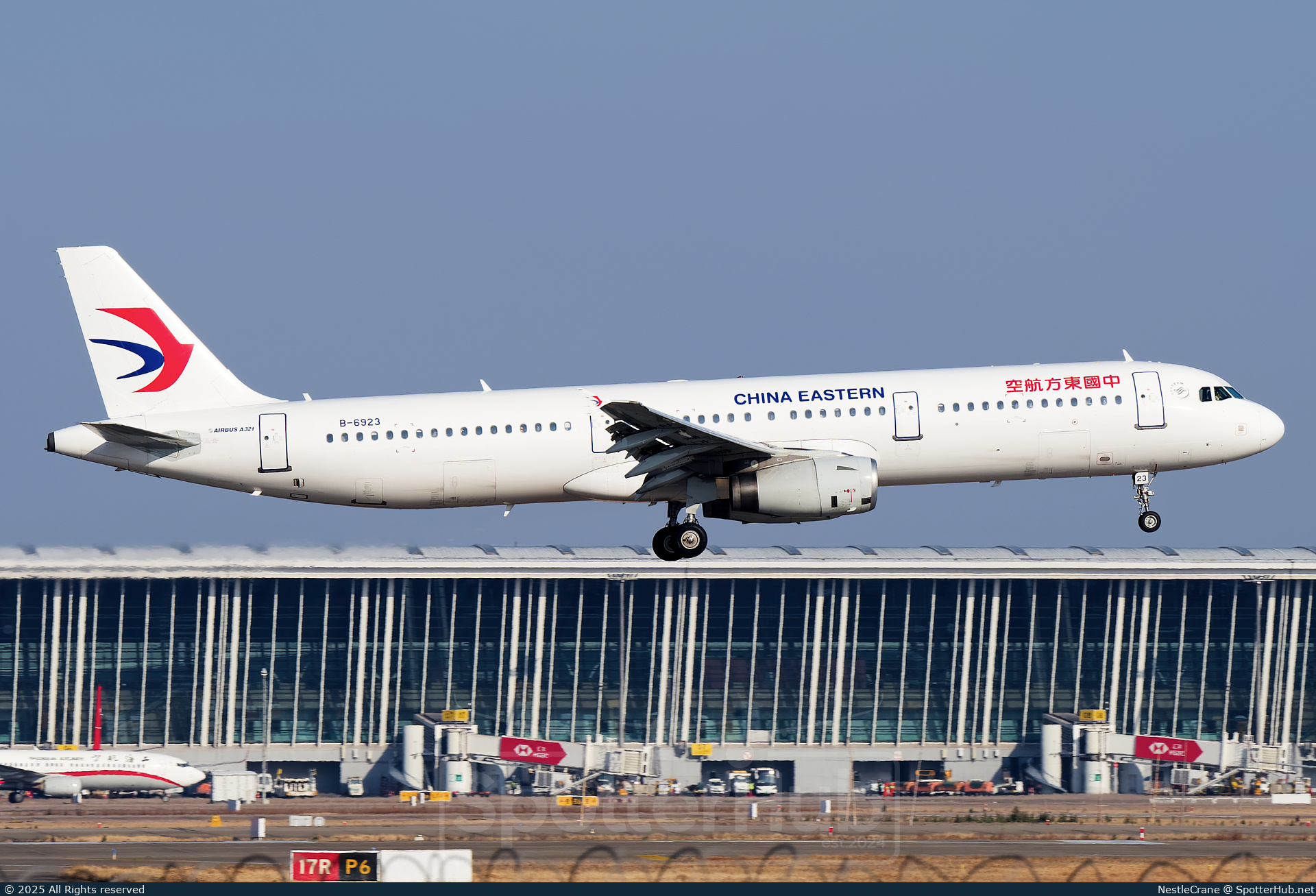 Photo of B-6923 - Airbus A321-231 operated by China Eastern Airlines
