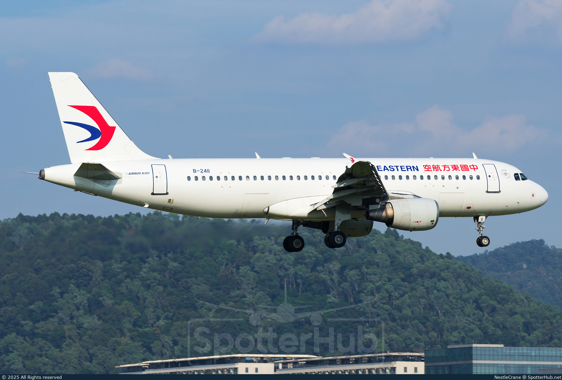Photo of B-2411 - Airbus A320-214 operated by China Eastern Airlines