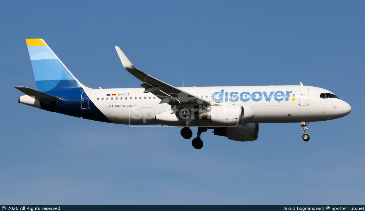 Photo of D-AIUT - Airbus A320-214 operated by Discover Airlines