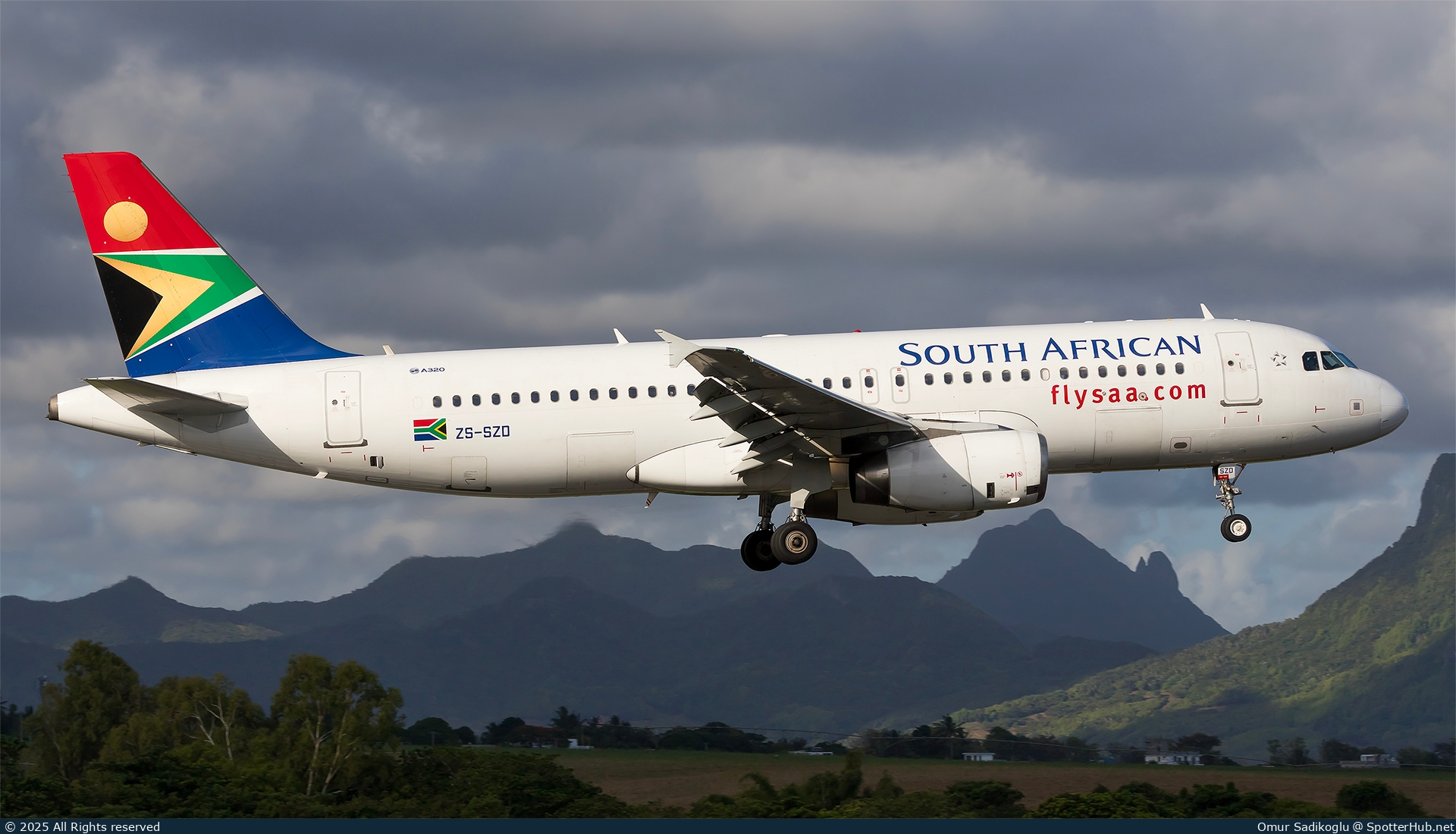 Photo of ZS-SZD - Airbus A320-232 operated by South African Airways